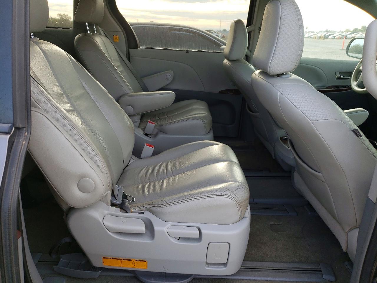 2012 Toyota Sienna Xle 7-passenger Gray vin: 5TDDK3DC8CS039163
