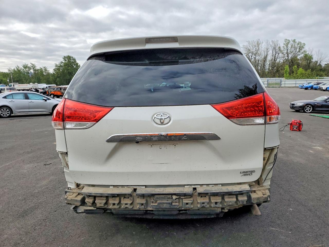 2012 Toyota Sienna Limited 7-passenger White vin: 5TDDK3DC8CS043441