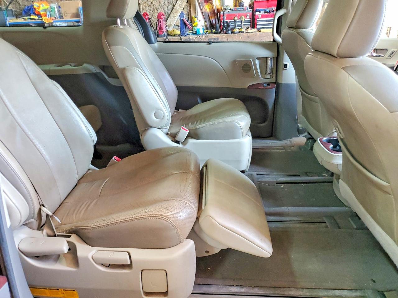 2013 Toyota Sienna Limited 7-passenger Burgundy vin: 5TDDK3DC8DS067448
