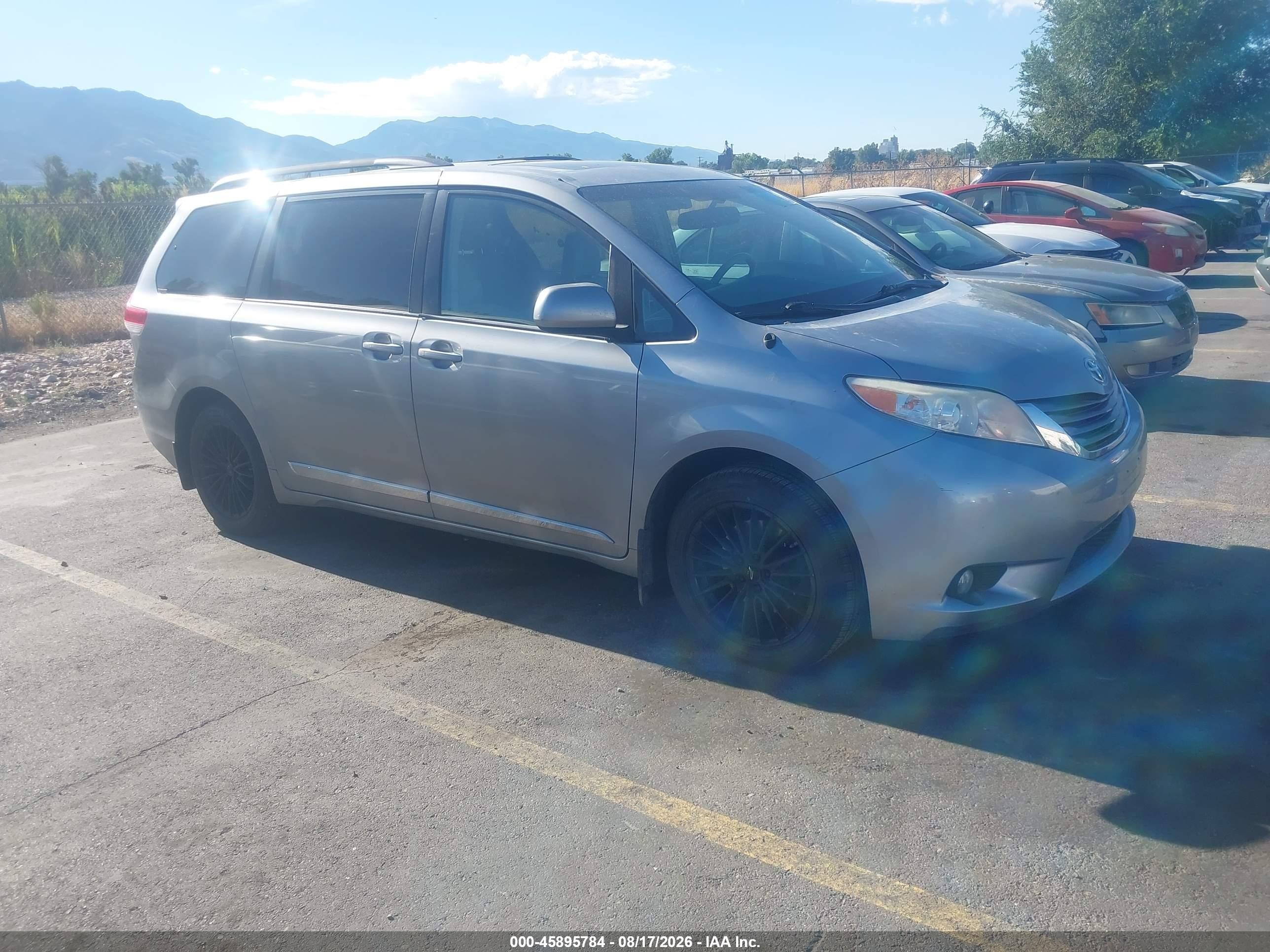 2013 Toyota Sienna Xle 7 Passenger Silver vin: 5TDDK3DC8DS069832
