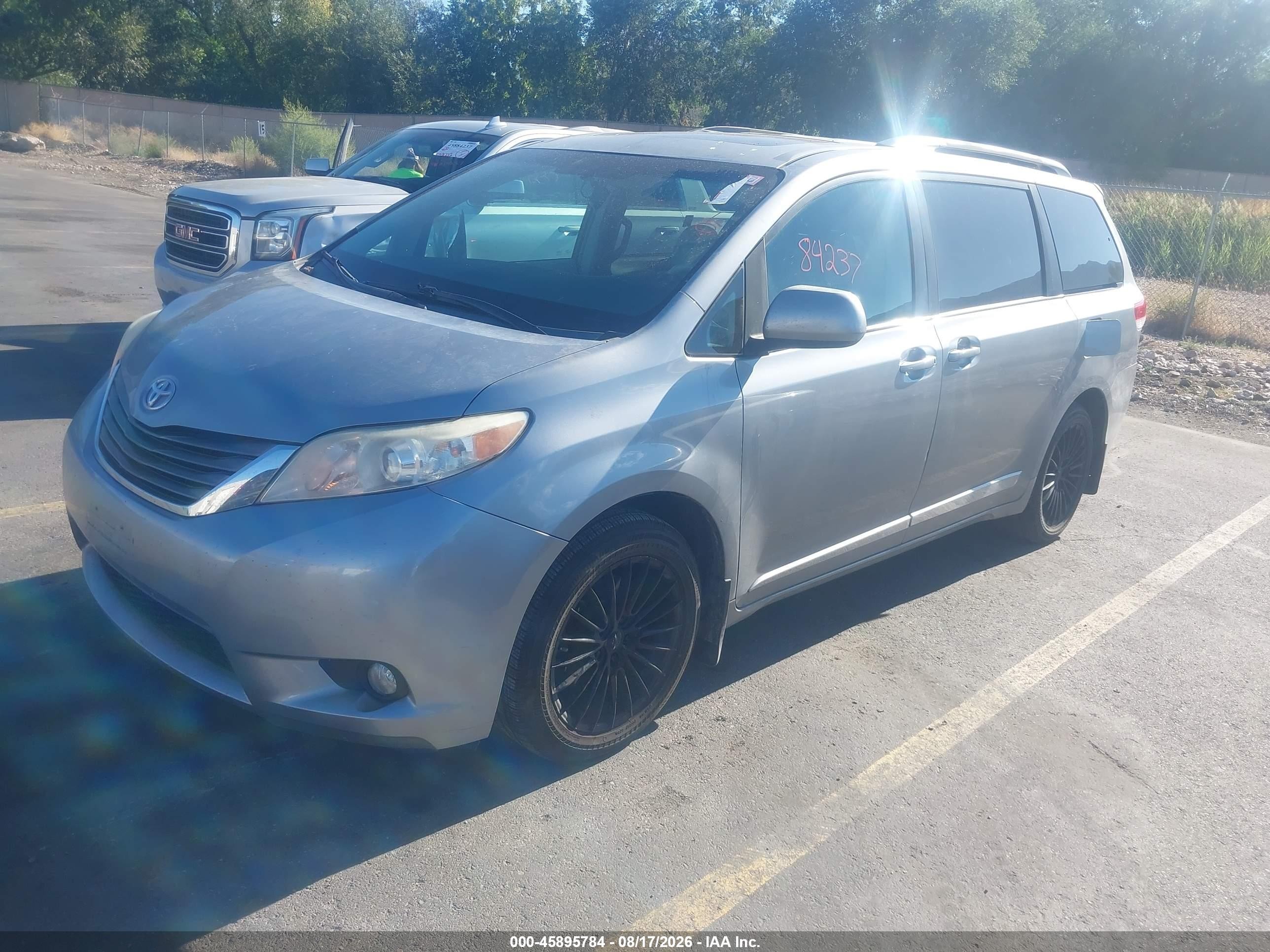 2013 Toyota Sienna Xle 7 Passenger Silver vin: 5TDDK3DC8DS069832