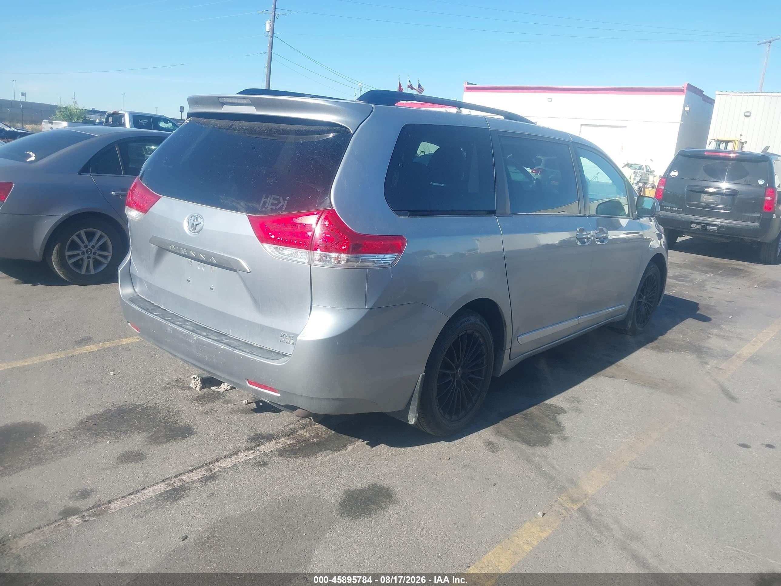 2013 Toyota Sienna Xle 7 Passenger Silver vin: 5TDDK3DC8DS069832