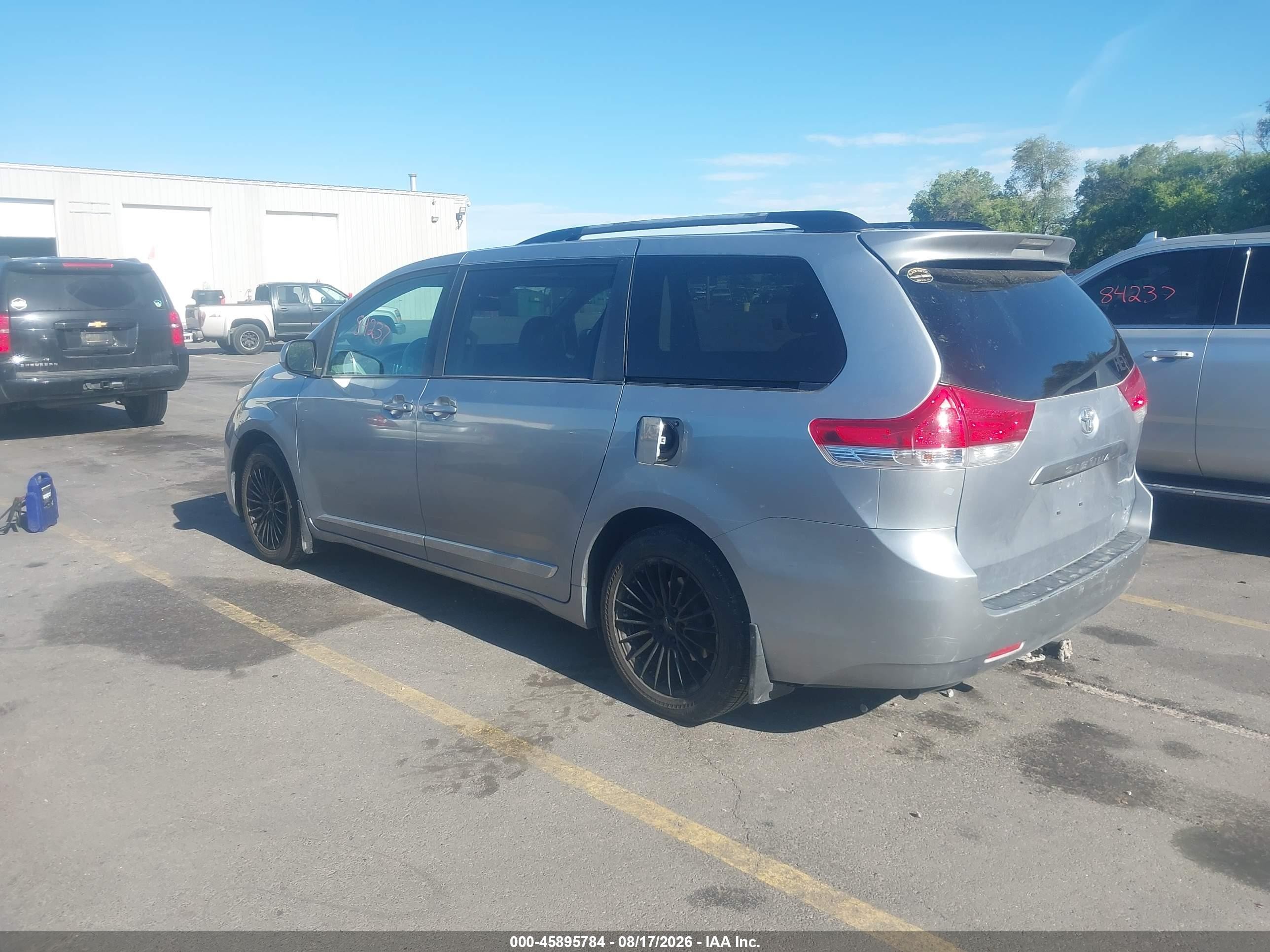 2013 Toyota Sienna Xle 7 Passenger Silver vin: 5TDDK3DC8DS069832