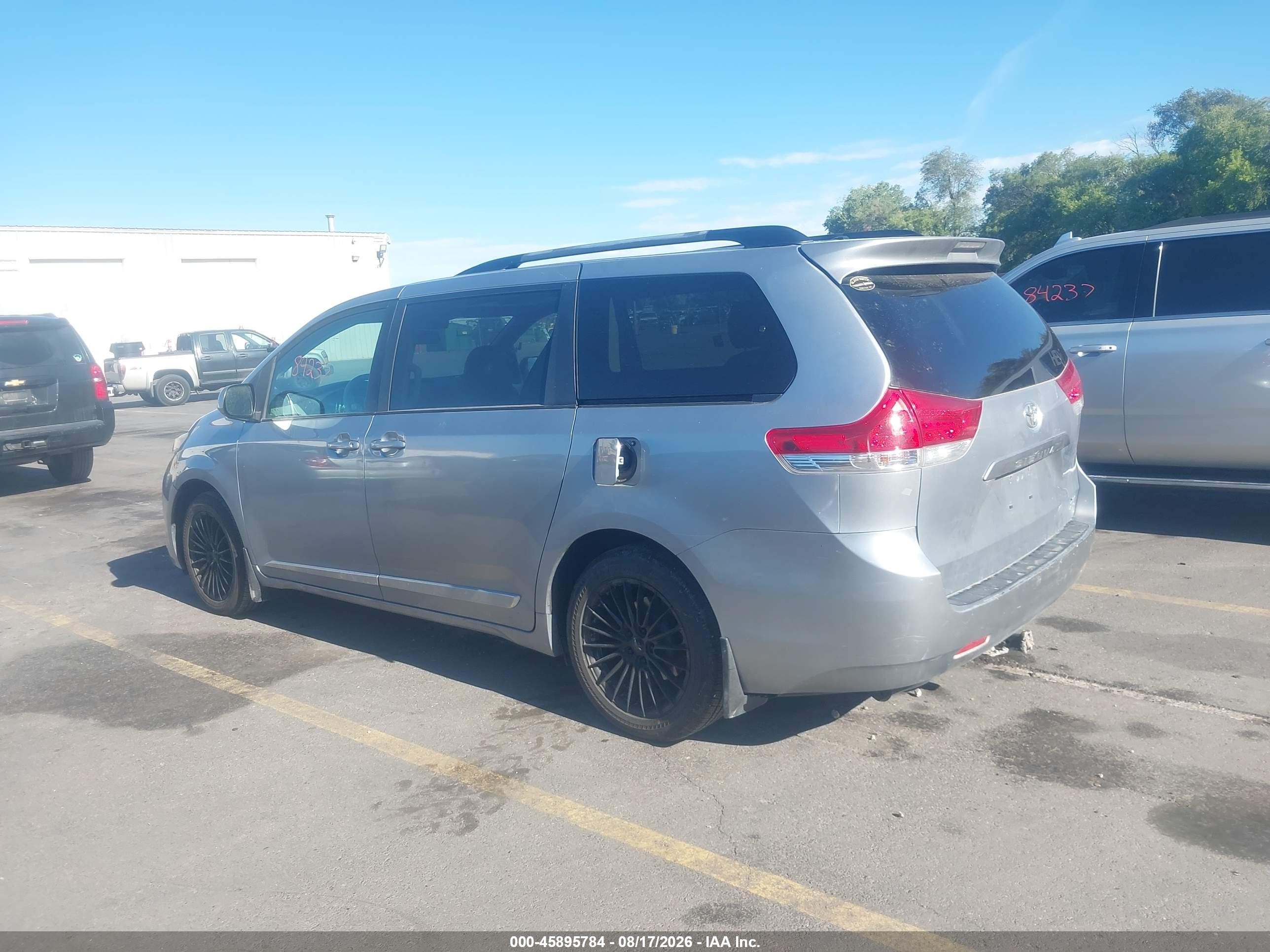 2013 Toyota Sienna Xle 7 Passenger Silver vin: 5TDDK3DC8DS069832