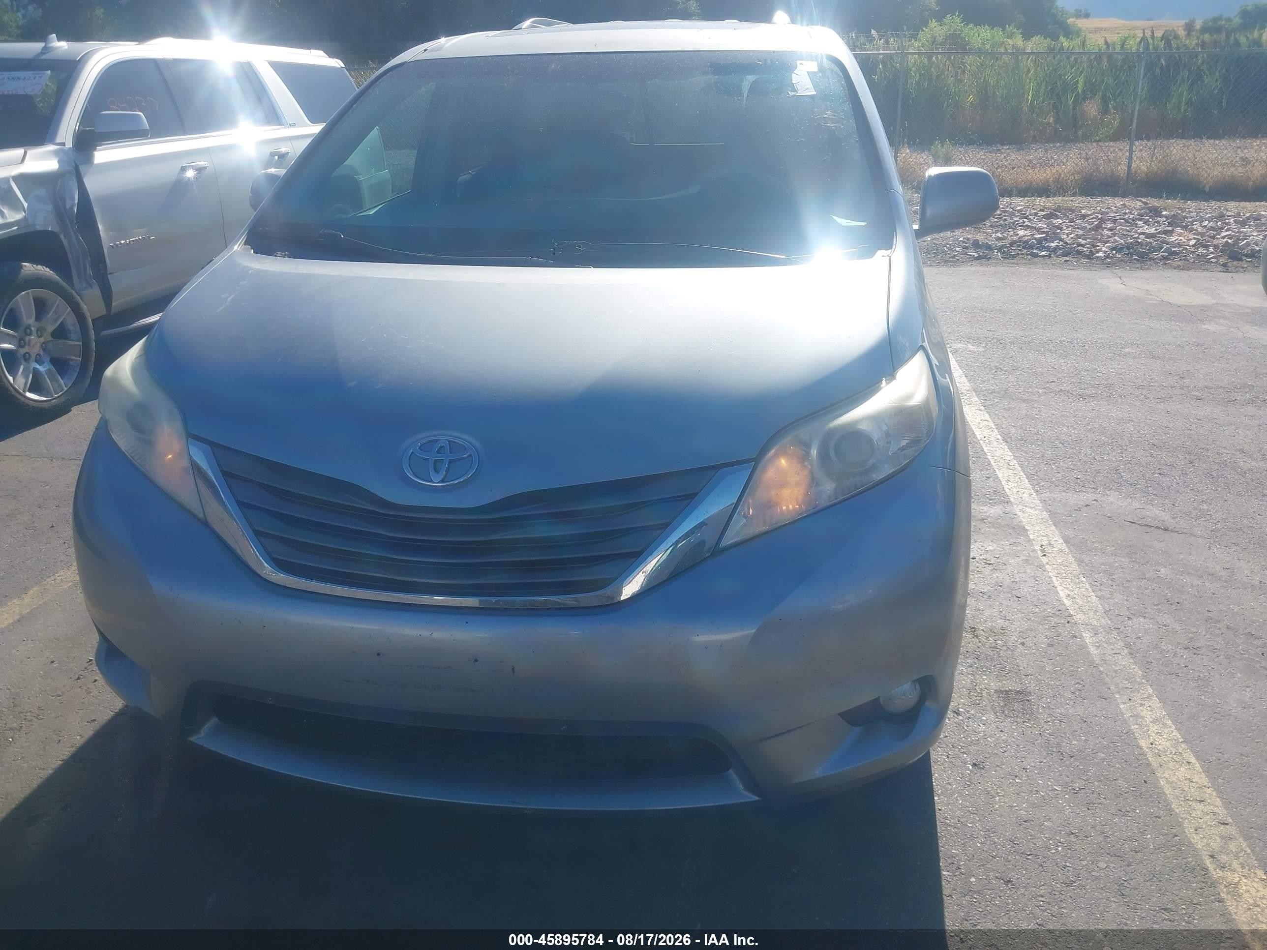 2013 Toyota Sienna Xle 7 Passenger Silver vin: 5TDDK3DC8DS069832