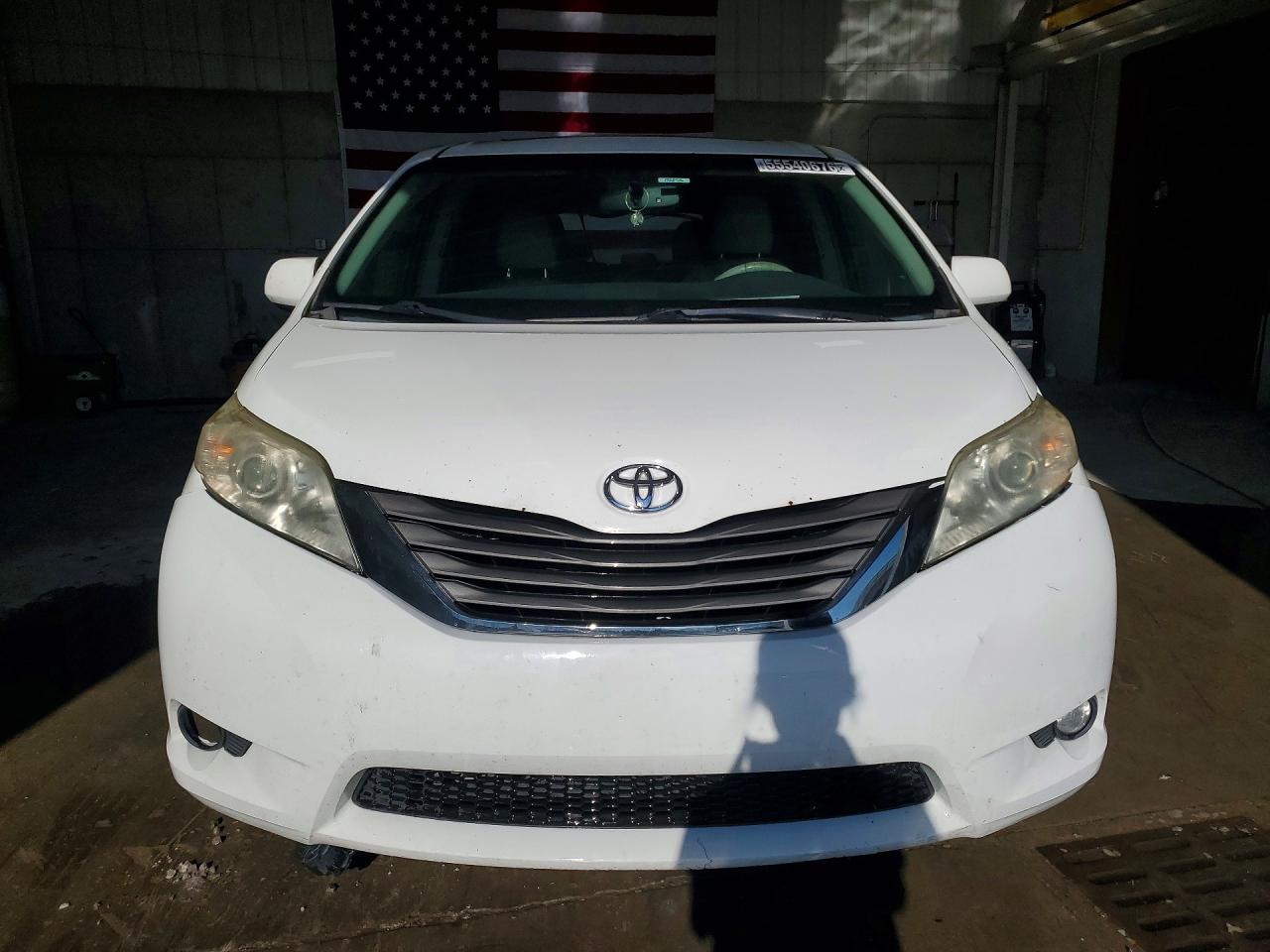 2014 Toyota Sienna Xle 7-passenger White vin: 5TDDK3DC8ES079018