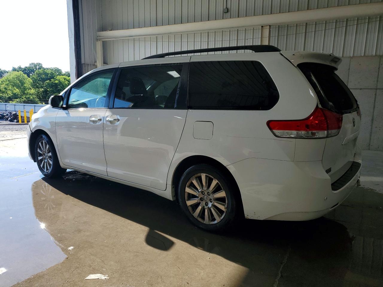 2014 Toyota Sienna Xle 7-passenger White vin: 5TDDK3DC8ES079018