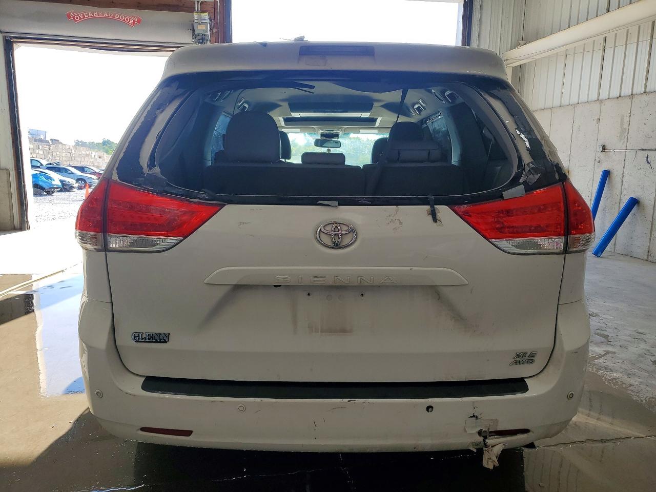 2014 Toyota Sienna Xle 7-passenger White vin: 5TDDK3DC8ES079018