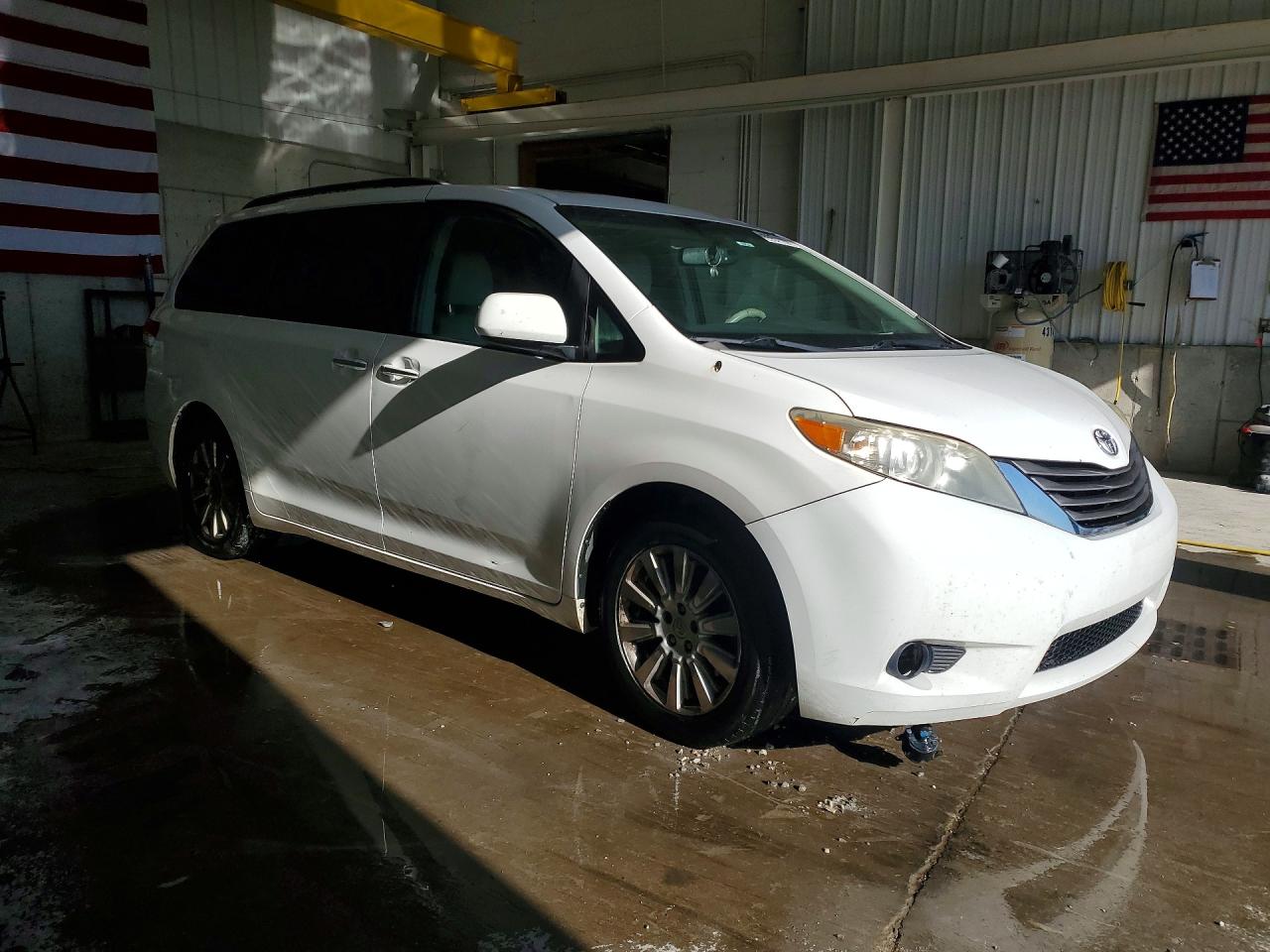 2014 Toyota Sienna Xle 7-passenger White vin: 5TDDK3DC8ES079018