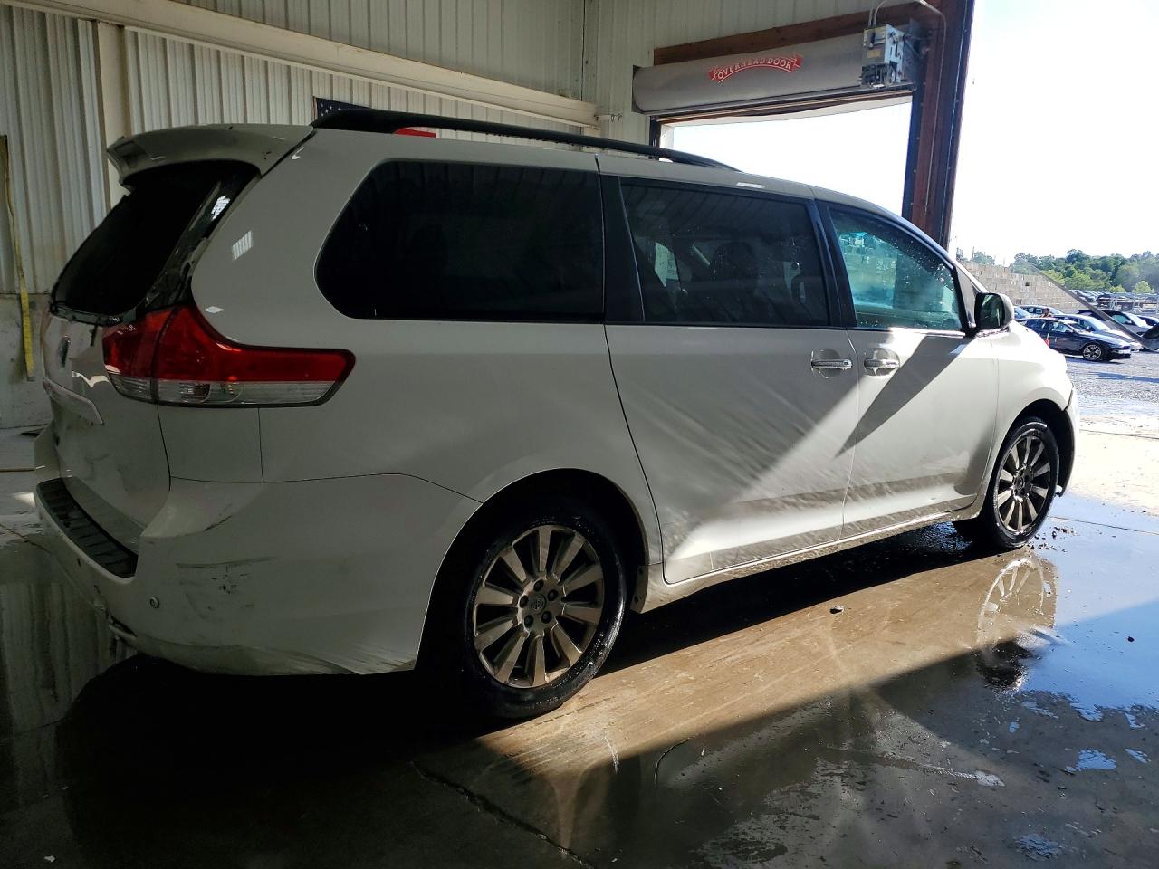 2014 Toyota Sienna Xle 7-passenger White vin: 5TDDK3DC8ES079018
