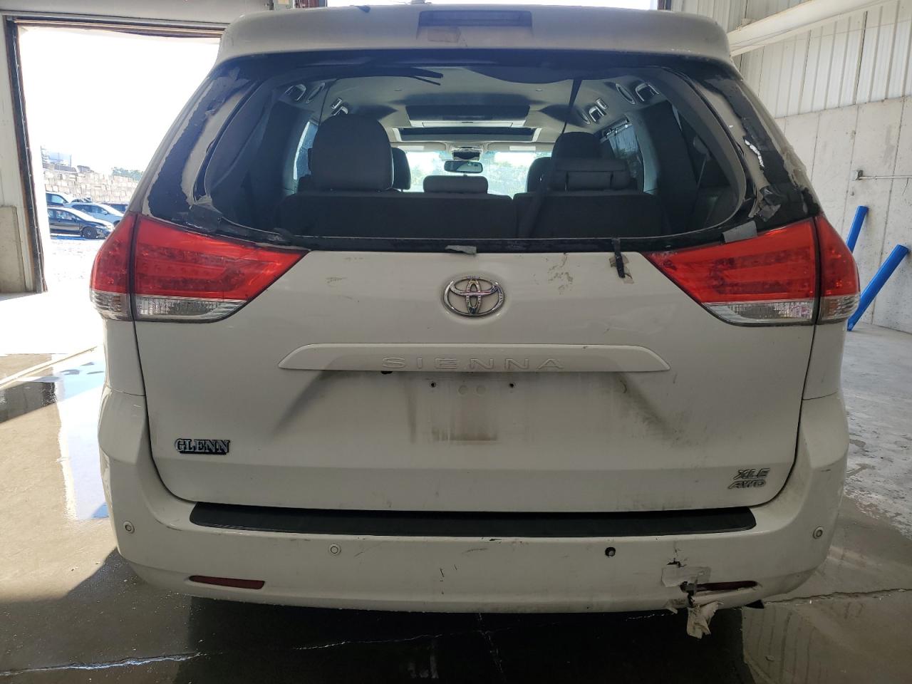 2014 Toyota Sienna Xle 7-passenger White vin: 5TDDK3DC8ES079018 Damage: Rear Glass, Broken, Replacement Required