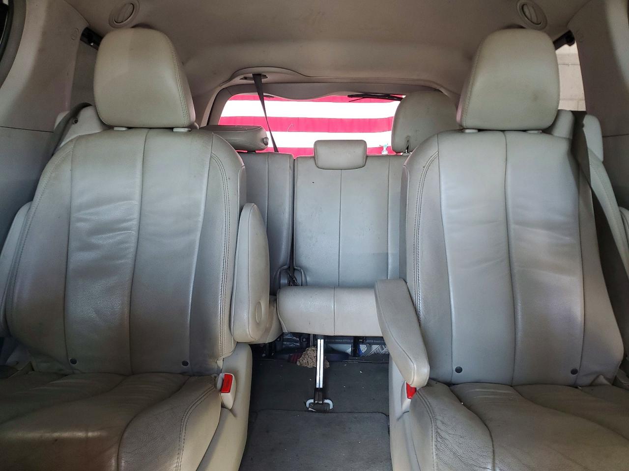 2014 Toyota Sienna Xle 7-passenger White vin: 5TDDK3DC8ES079018