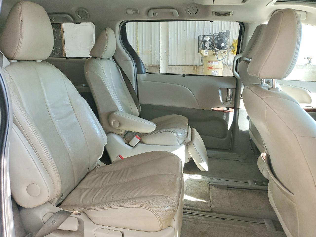 2014 Toyota Sienna Xle 7-passenger White vin: 5TDDK3DC8ES079018