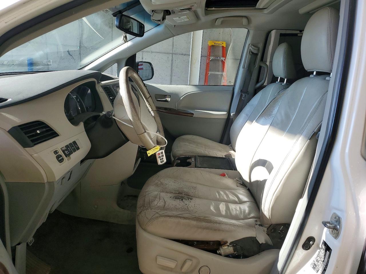 2014 Toyota Sienna Xle 7-passenger White vin: 5TDDK3DC8ES079018