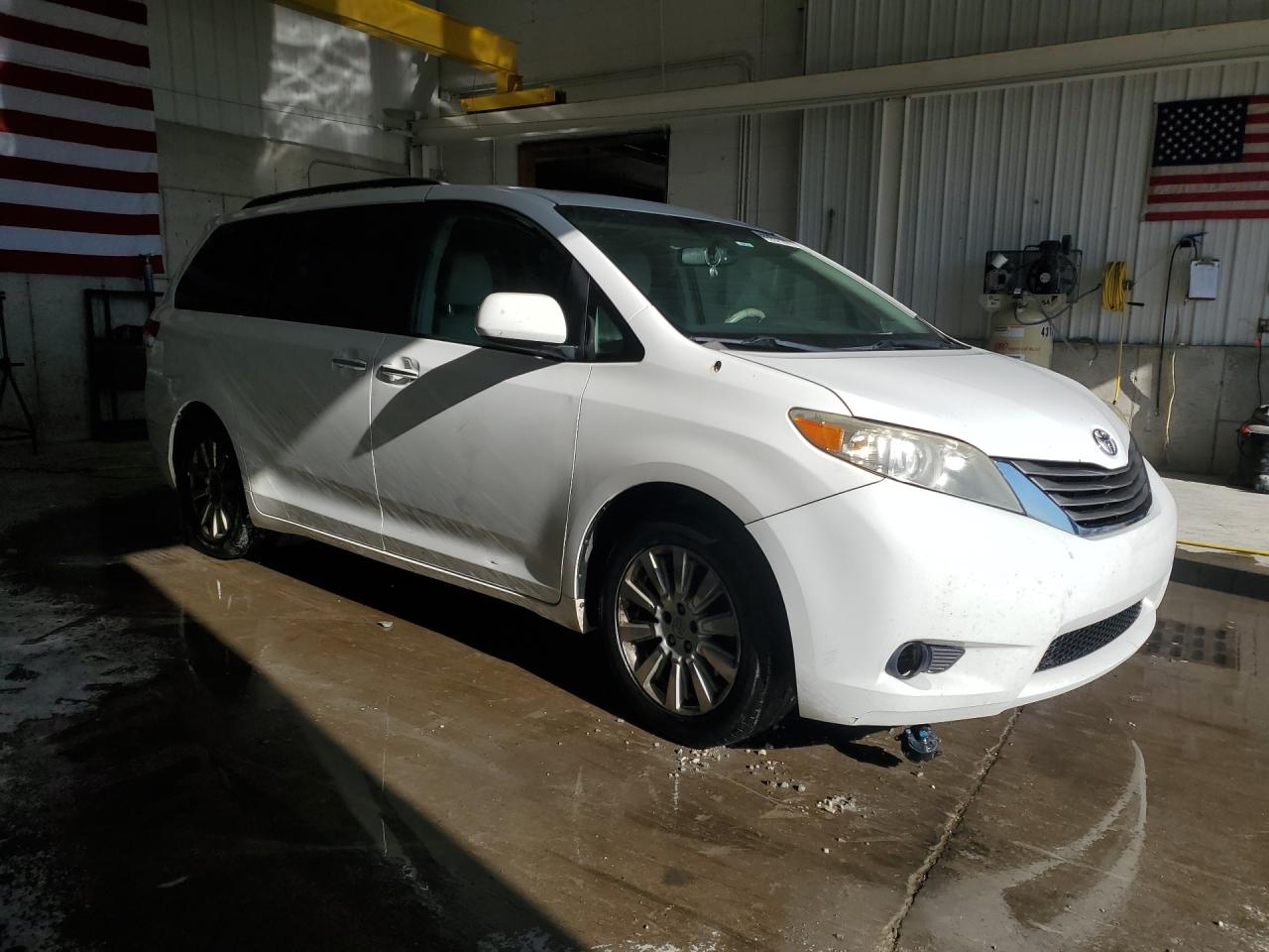 2014 Toyota Sienna Xle 7-passenger White vin: 5TDDK3DC8ES079018 Damage: Right Front Fender, Gouged, 1 To 2 Inches