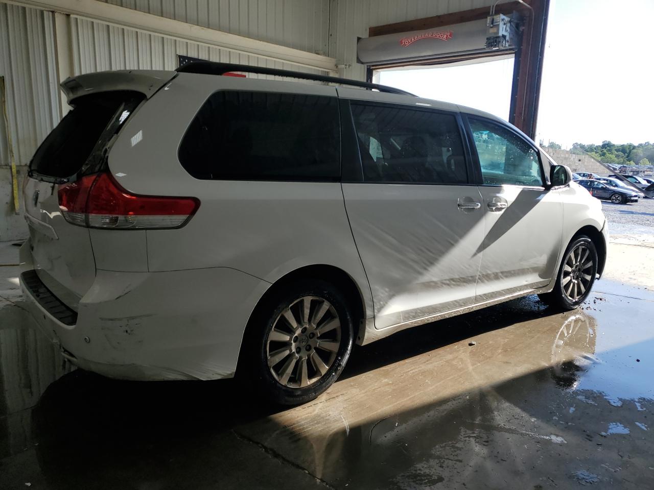 2014 Toyota Sienna Xle 7-passenger White vin: 5TDDK3DC8ES079018 Damage: Right Front Door, Dent(S) W/ Paint Dmg, 1 To 2 Inches