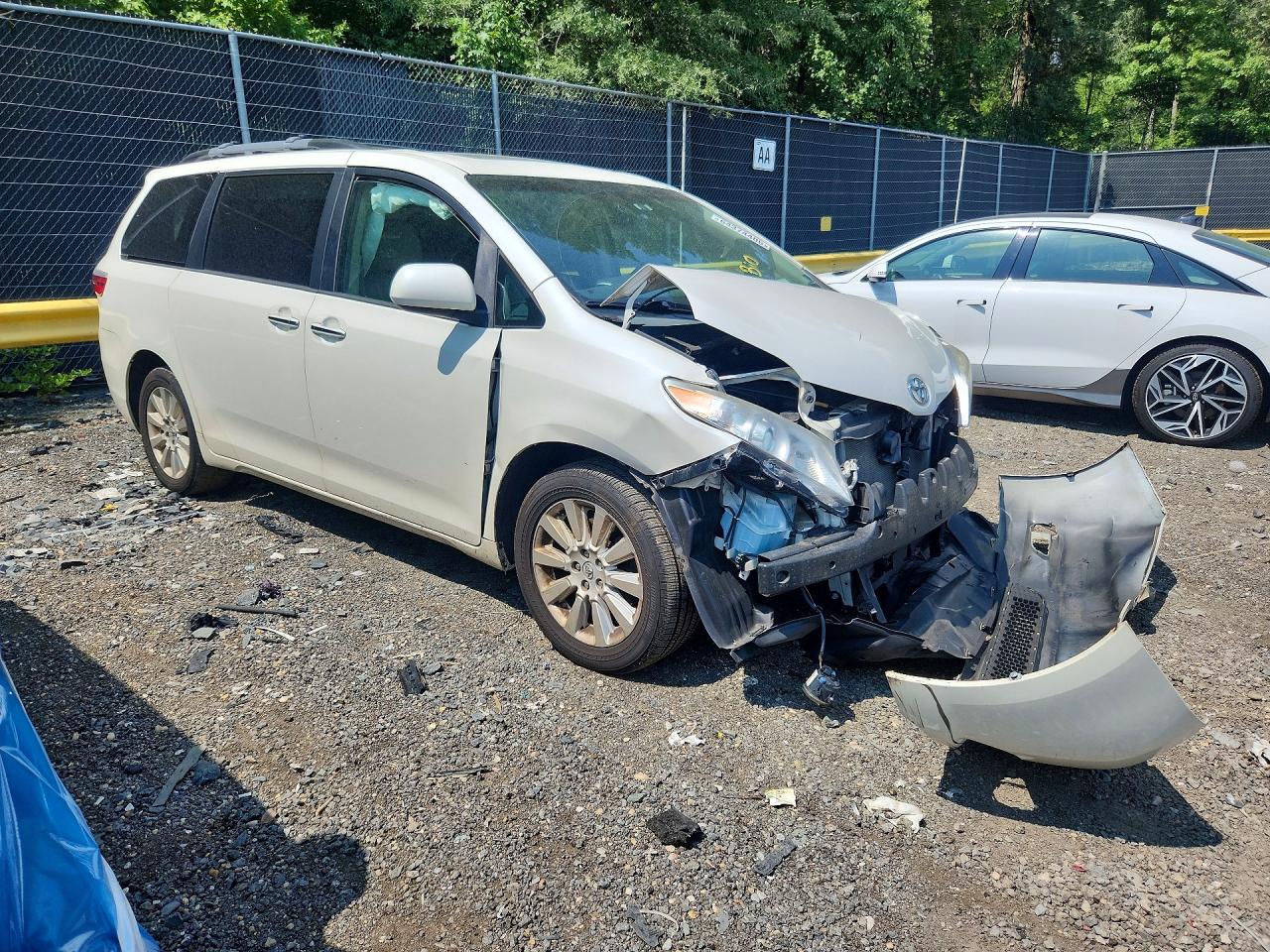 2015 Toyota Sienna Xle 7-passenger White vin: 5TDDK3DC8FS116344