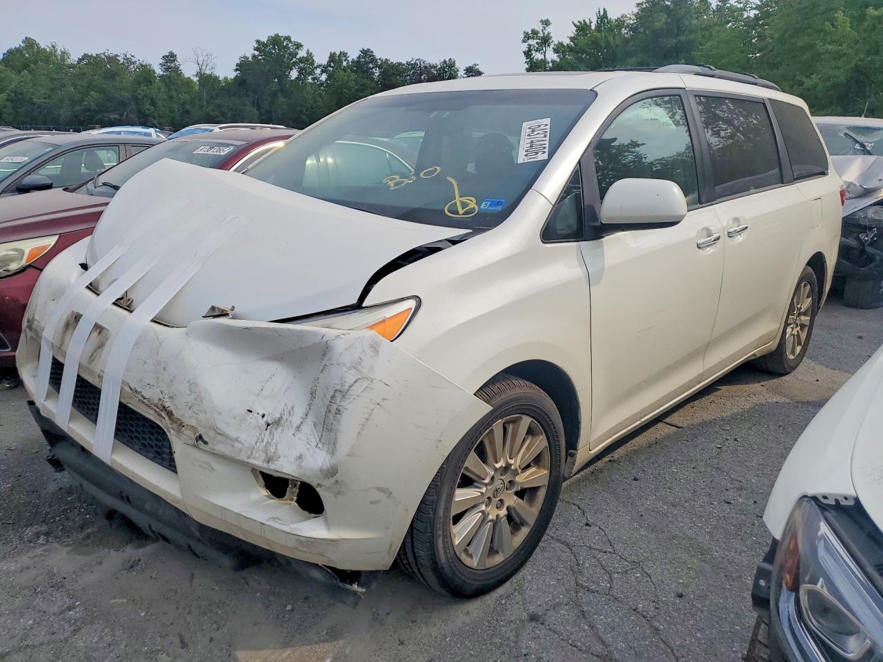 2015 Toyota Sienna Xle 7-passenger White vin: 5TDDK3DC8FS116344