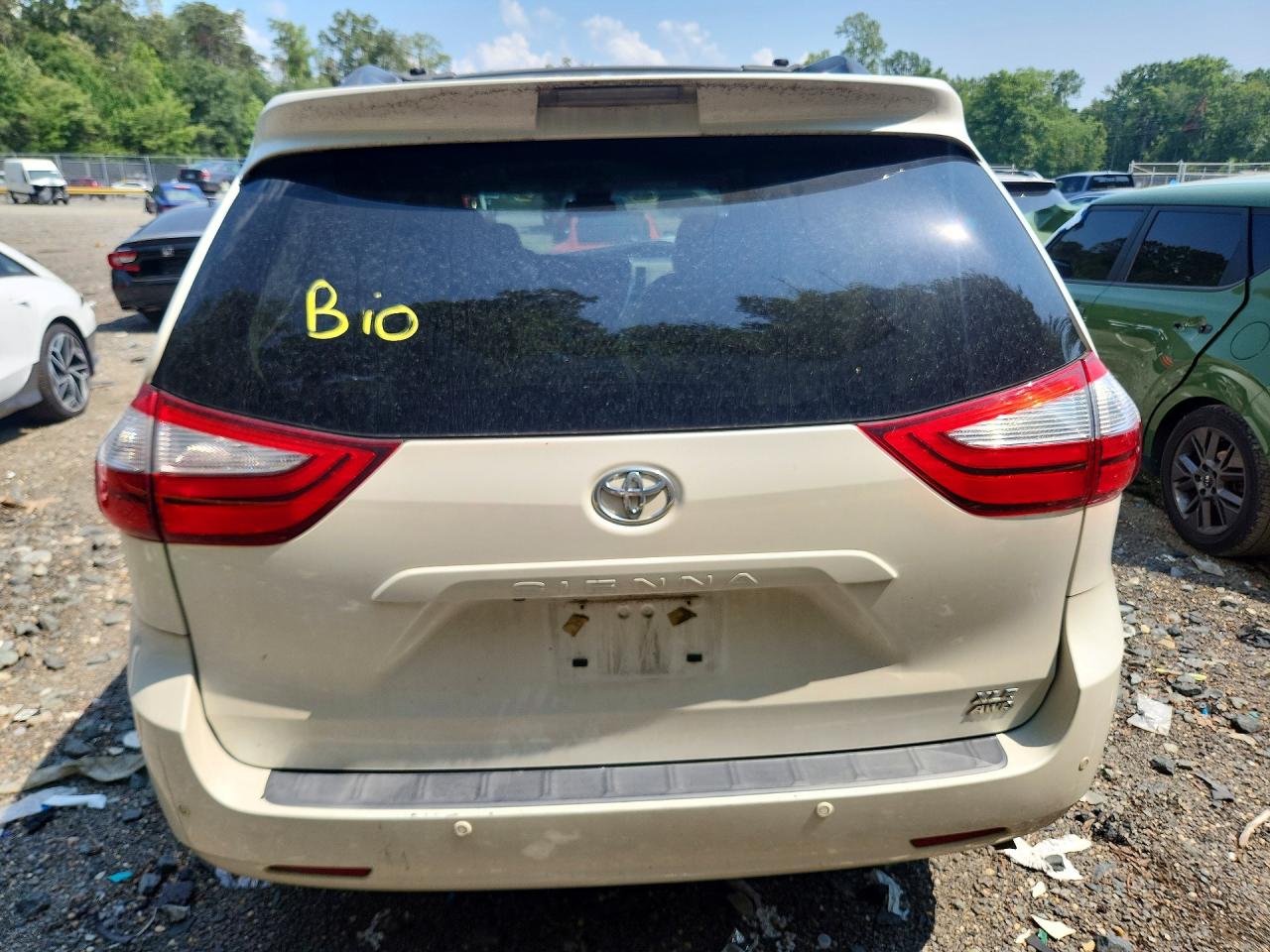 2015 Toyota Sienna Xle 7-passenger White vin: 5TDDK3DC8FS116344