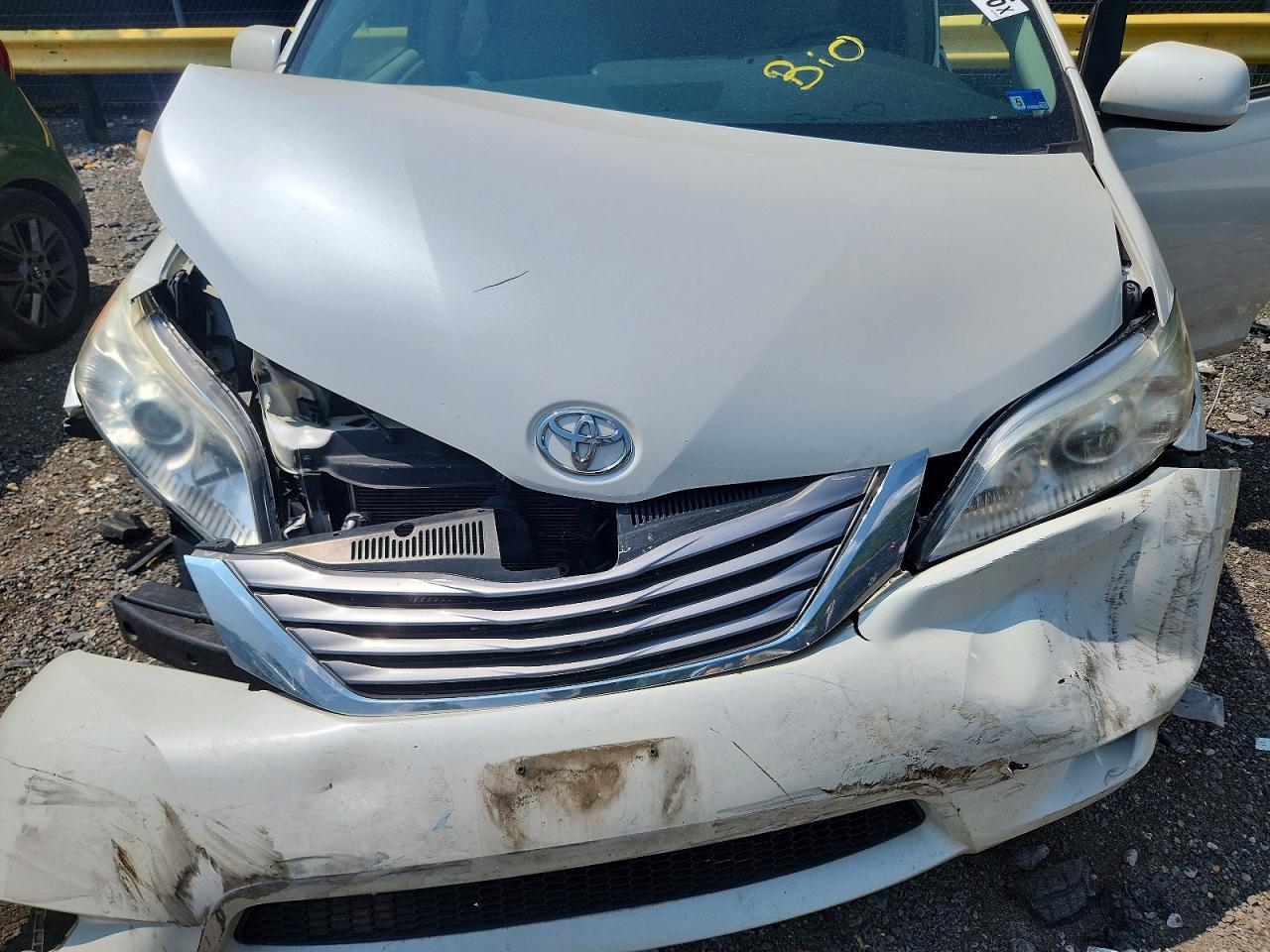 2015 Toyota Sienna Xle 7-passenger White vin: 5TDDK3DC8FS116344
