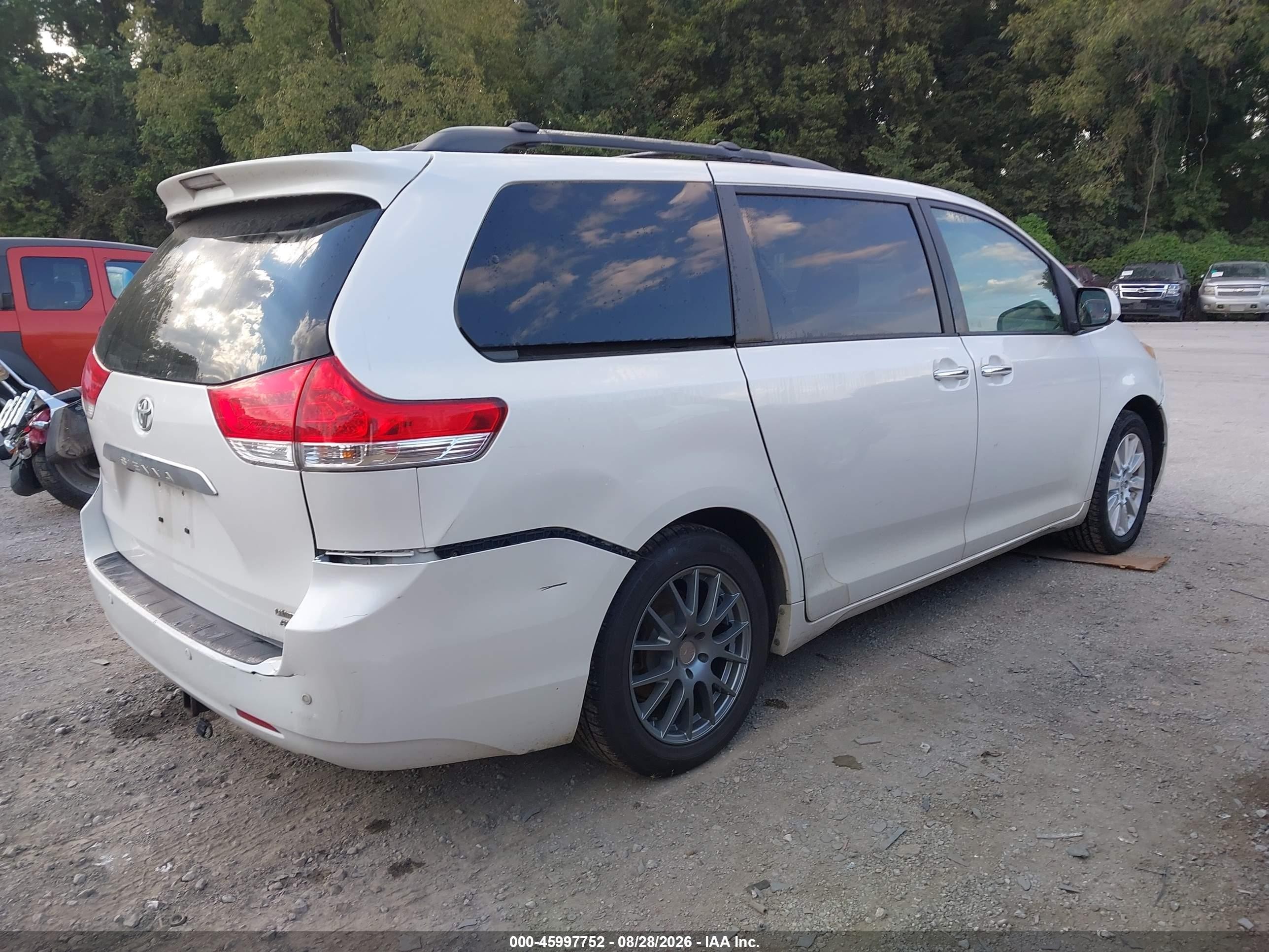 2011 Toyota Sienna Limited White vin: 5TDDK3DC9BS006526