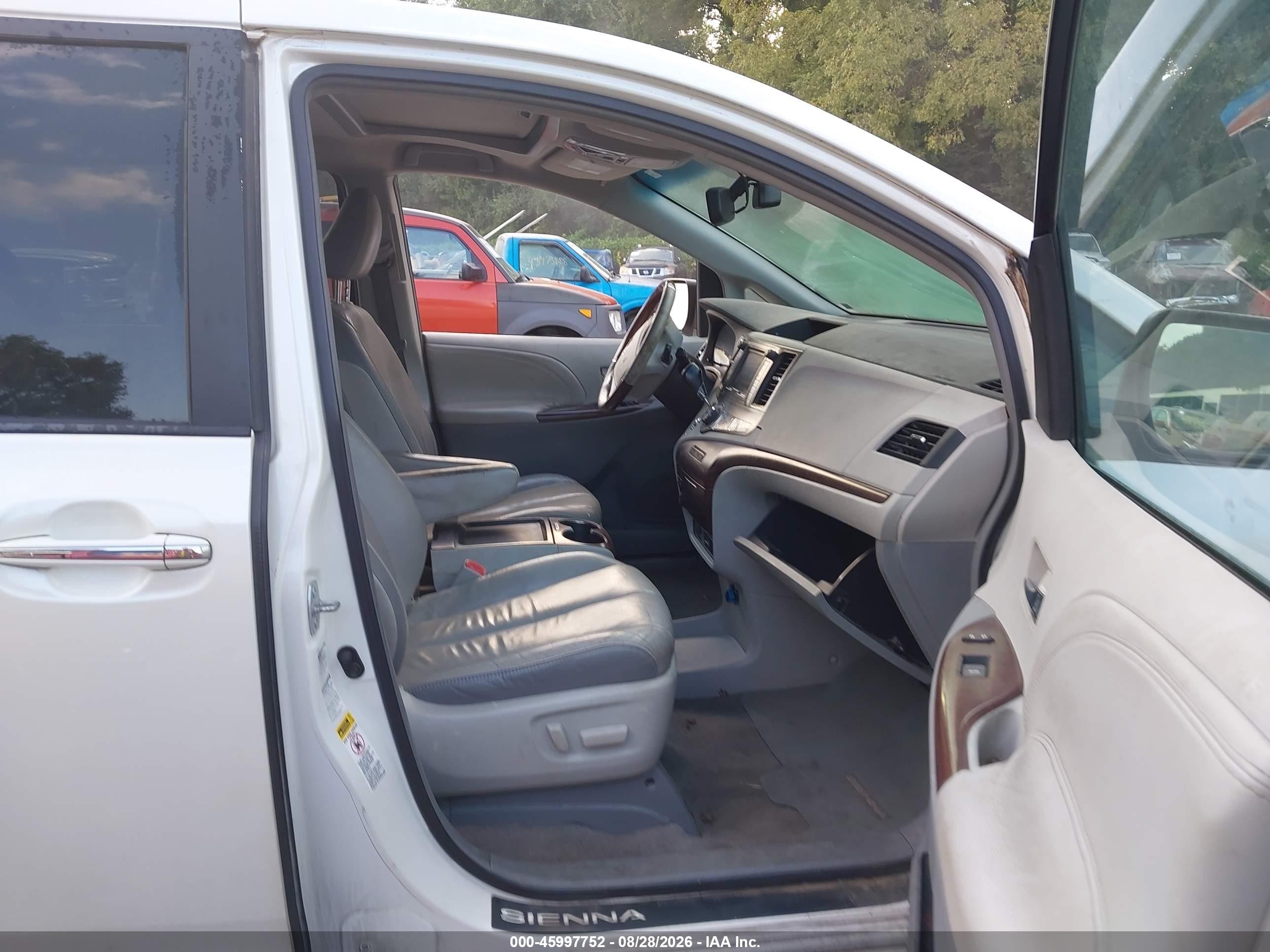 2011 Toyota Sienna Limited White vin: 5TDDK3DC9BS006526