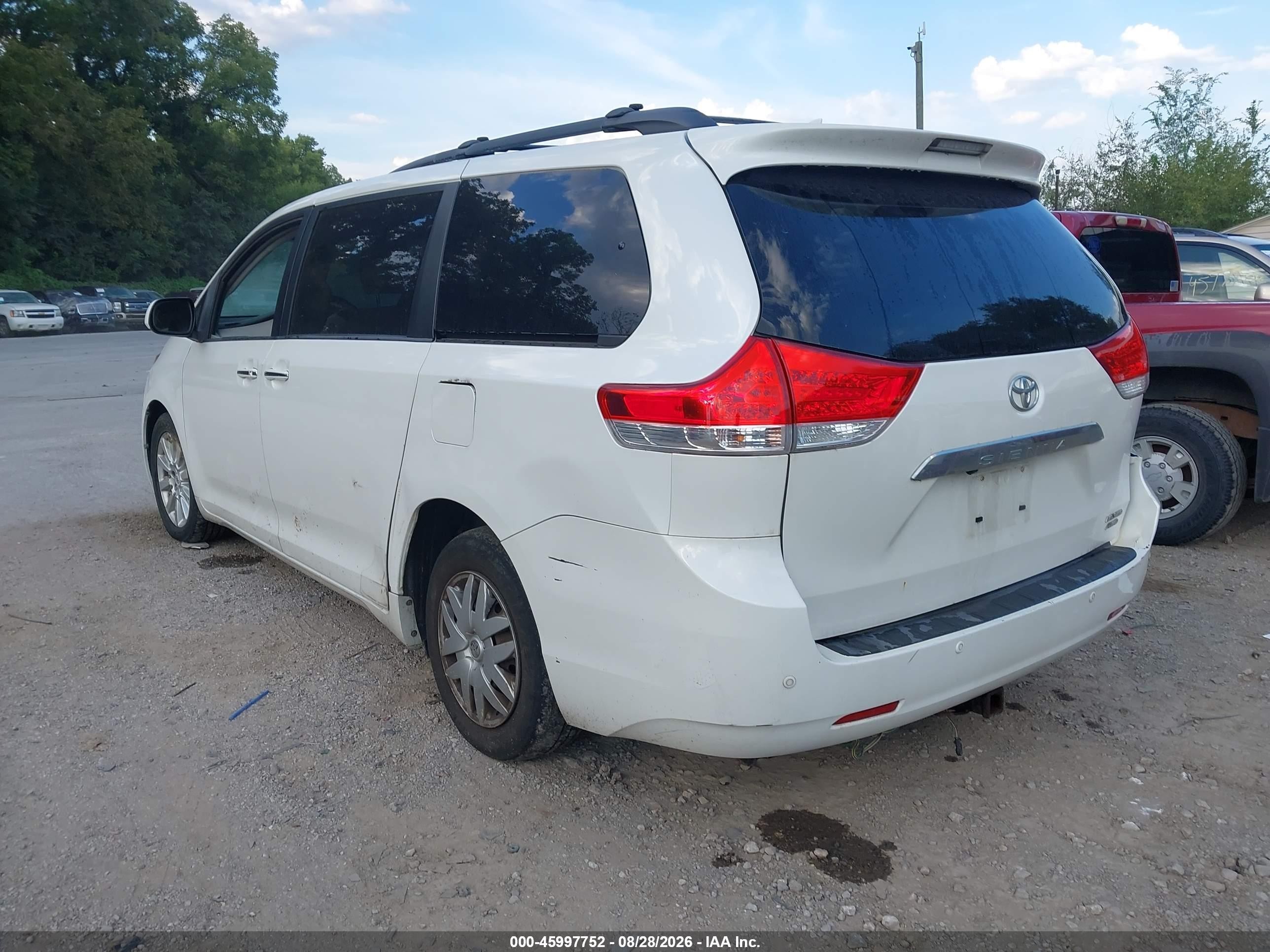 2011 Toyota Sienna Limited White vin: 5TDDK3DC9BS006526
