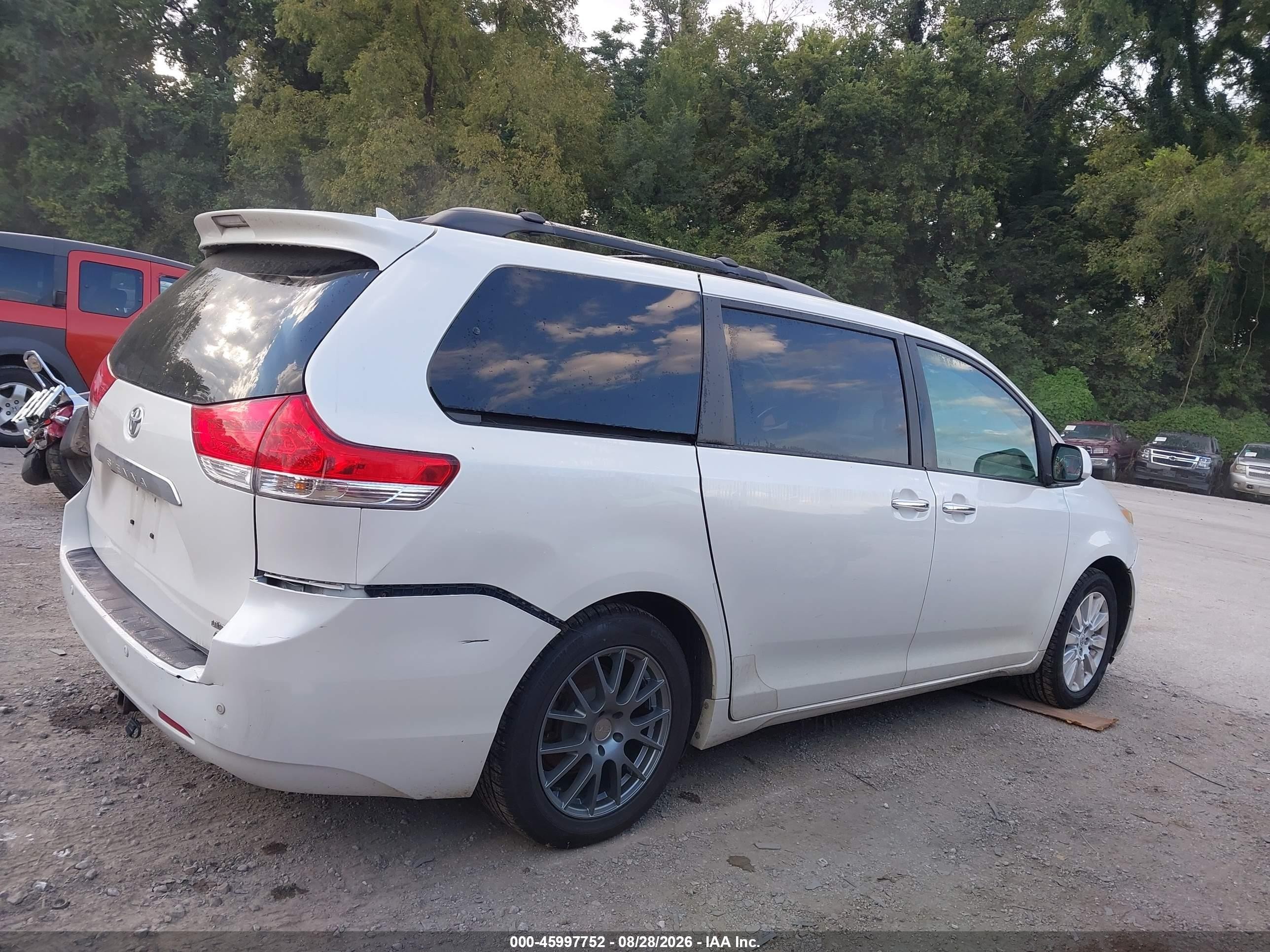 2011 Toyota Sienna Limited White vin: 5TDDK3DC9BS006526