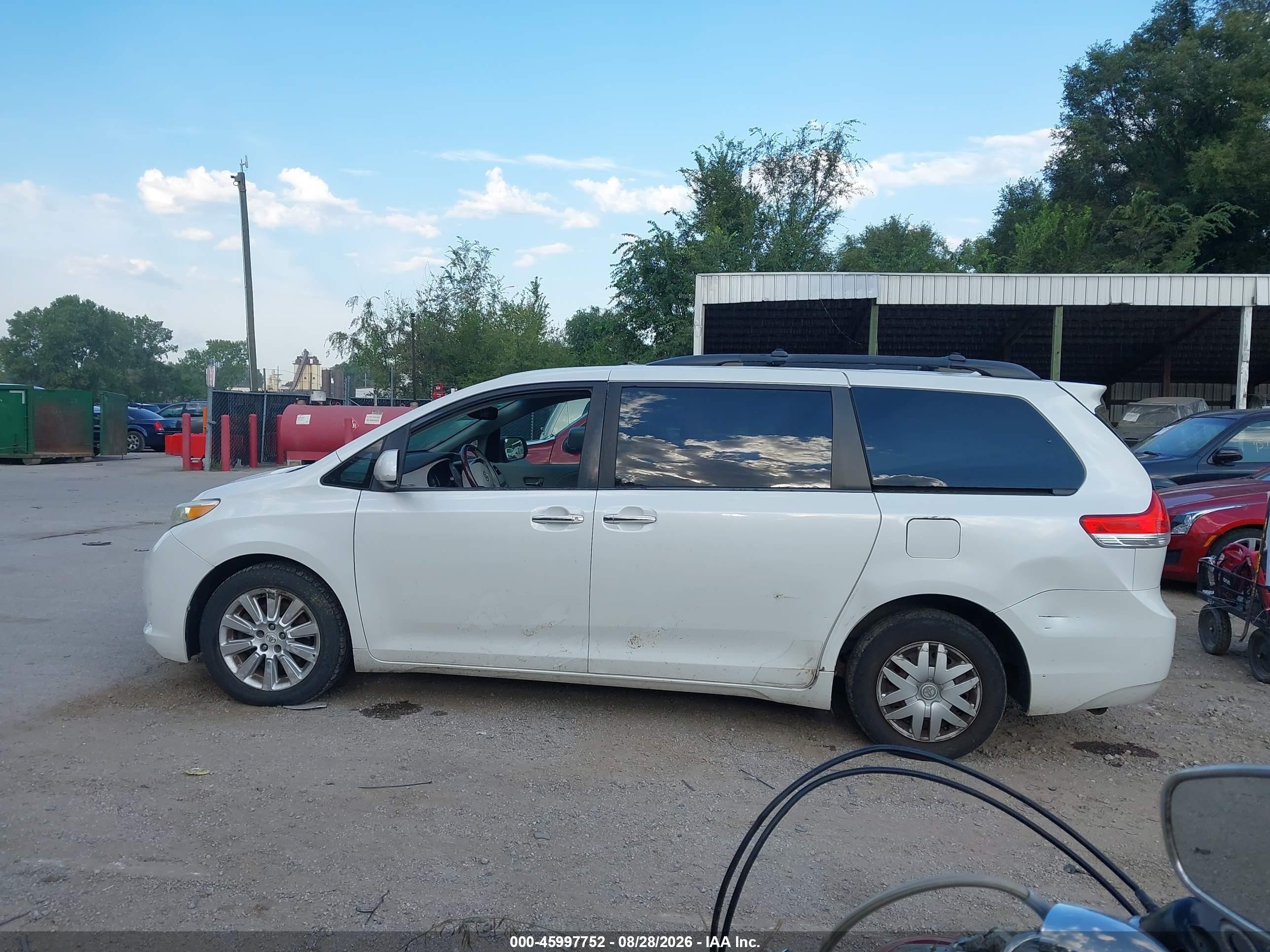 2011 Toyota Sienna Limited White vin: 5TDDK3DC9BS006526
