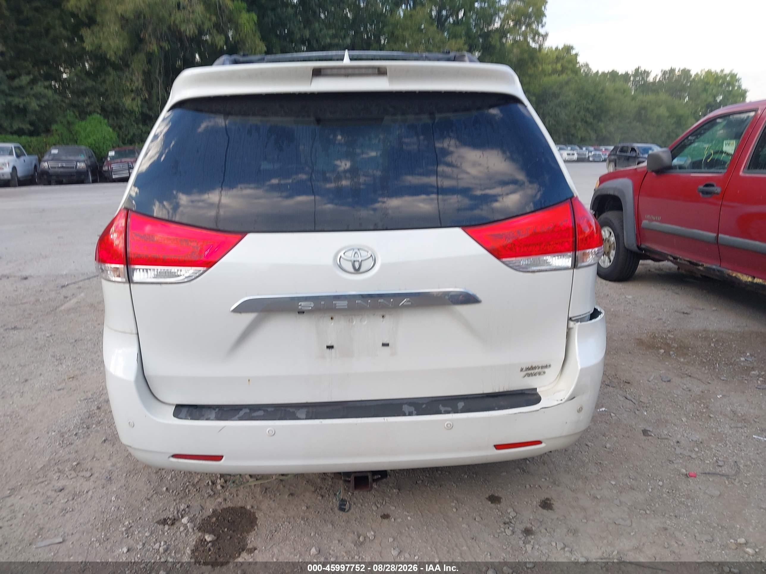 2011 Toyota Sienna Limited White vin: 5TDDK3DC9BS006526