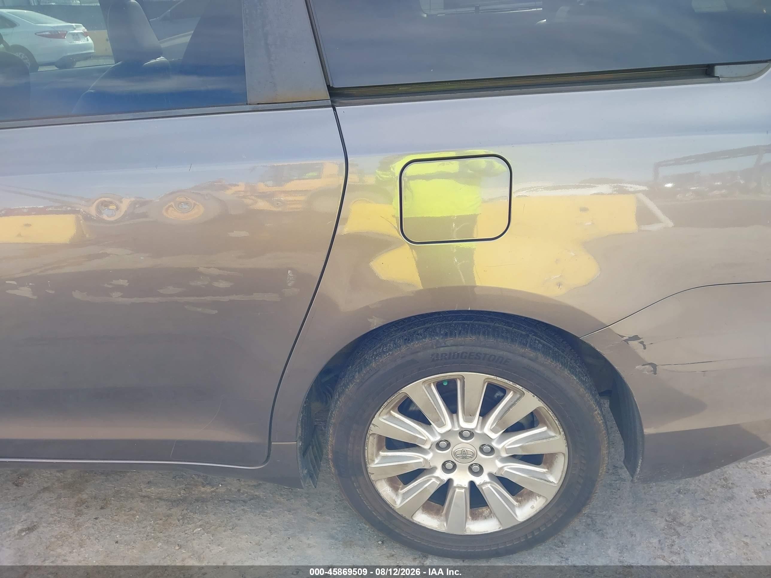 2011 Toyota Sienna Xle Серый vin: 5TDDK3DC9BS010141
