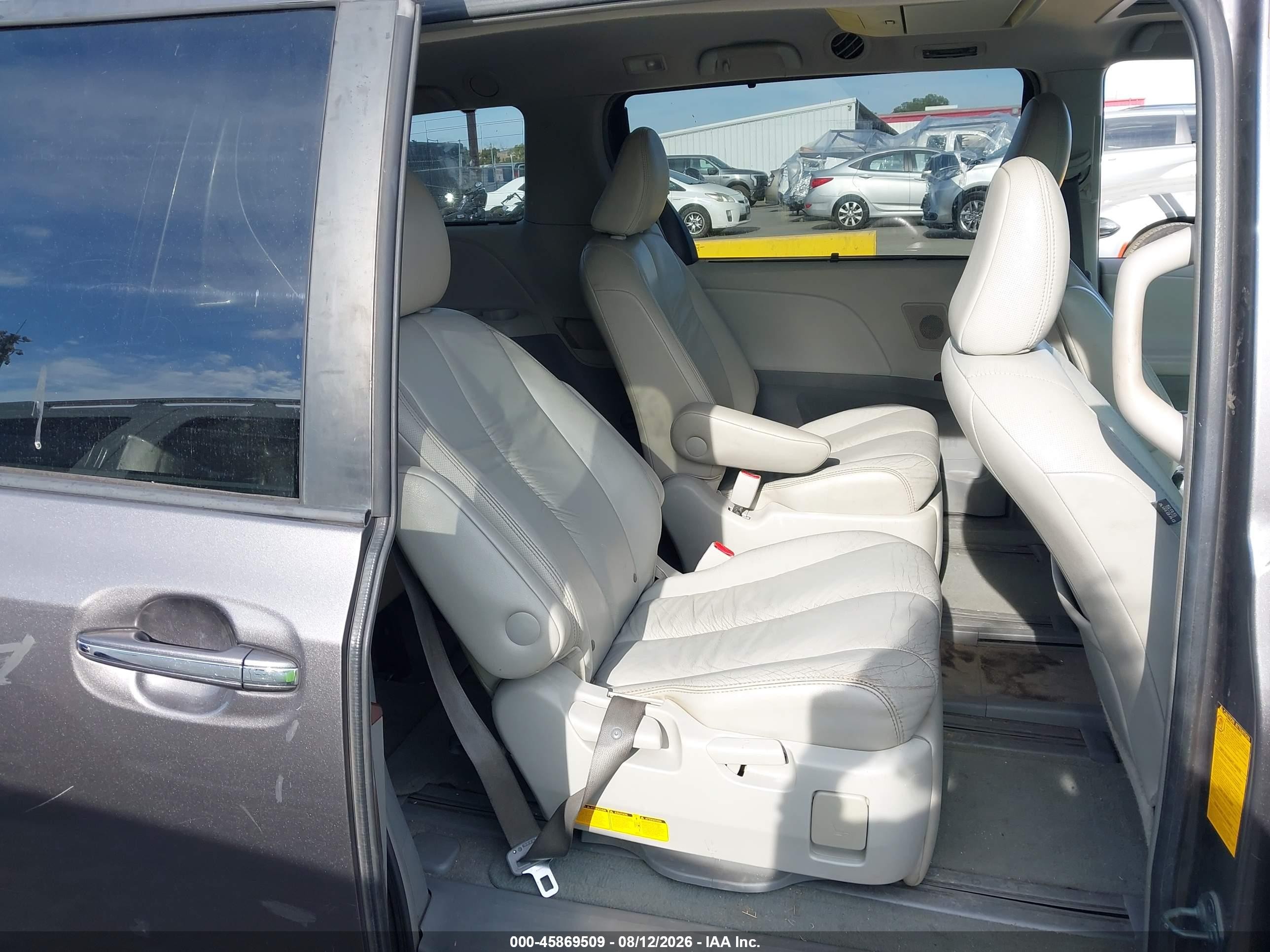 2011 Toyota Sienna Xle Серый vin: 5TDDK3DC9BS010141