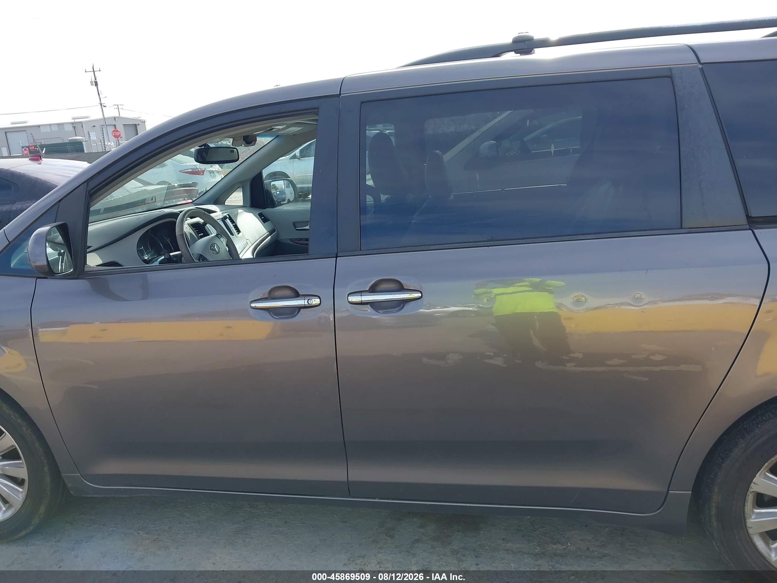 2011 Toyota Sienna Xle Серый vin: 5TDDK3DC9BS010141
