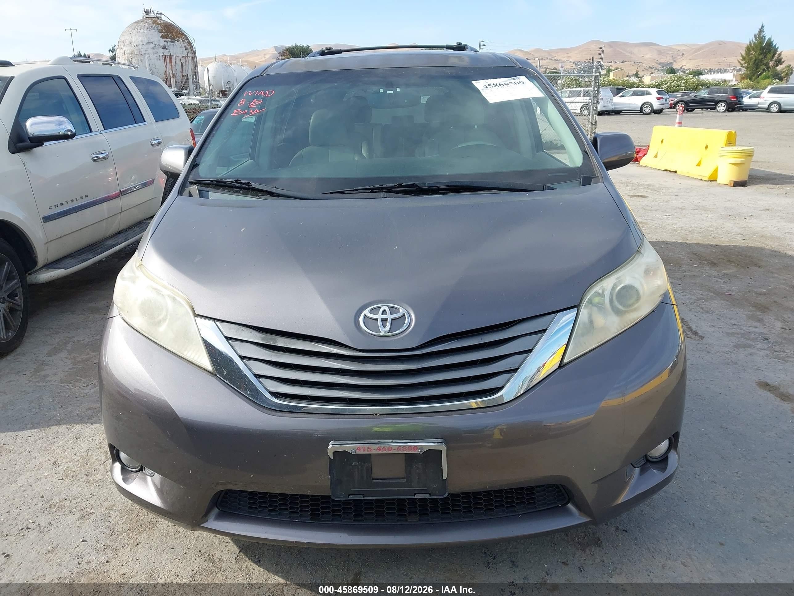 2011 Toyota Sienna Xle Серый vin: 5TDDK3DC9BS010141