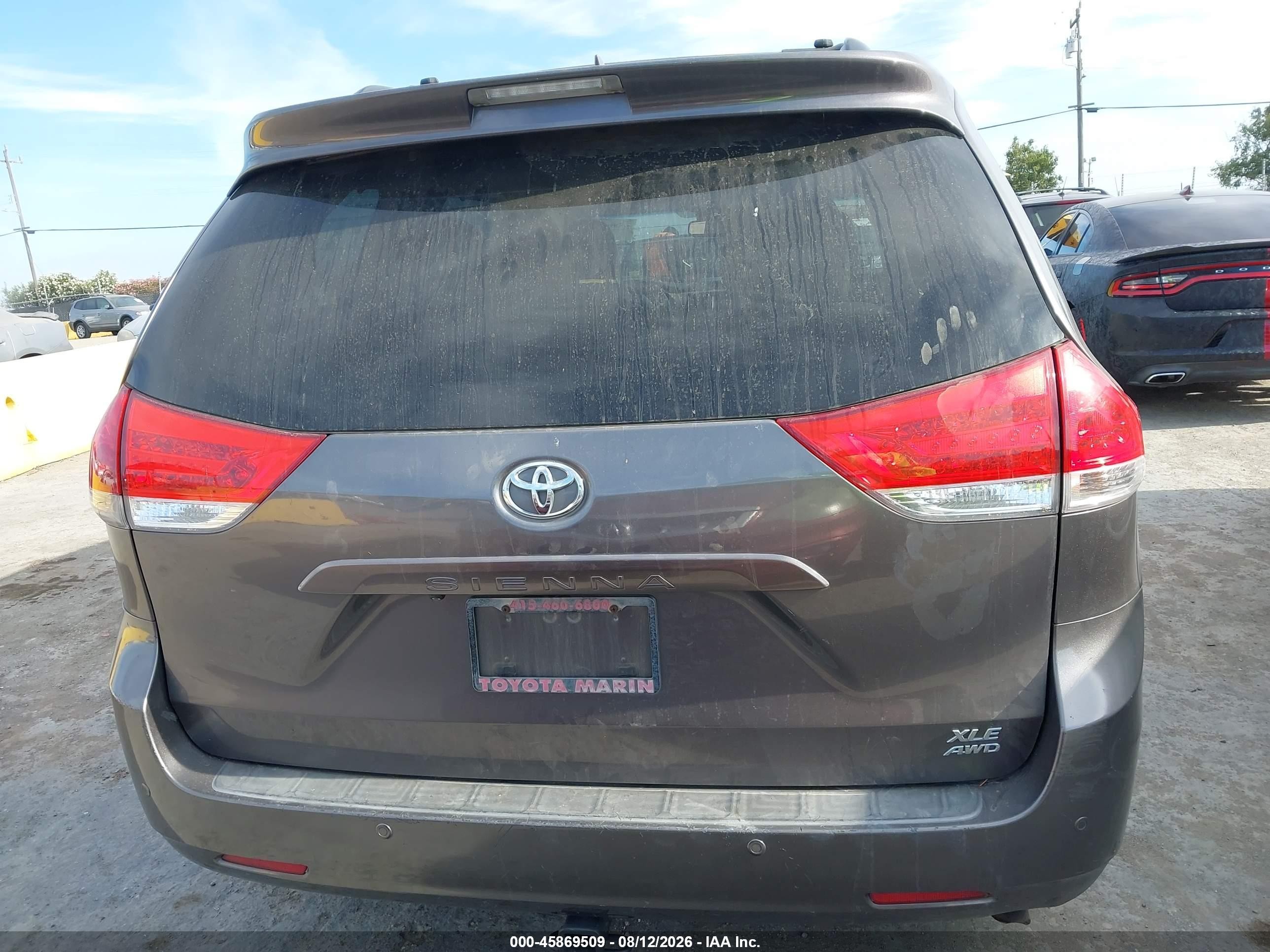 2011 Toyota Sienna Xle Серый vin: 5TDDK3DC9BS010141