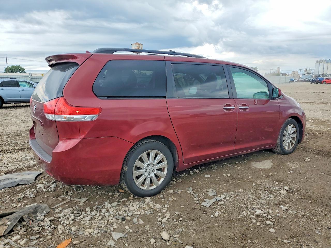 2011 Toyota Sienna Xle 7-passenger Red vin: 5TDDK3DC9BS013508