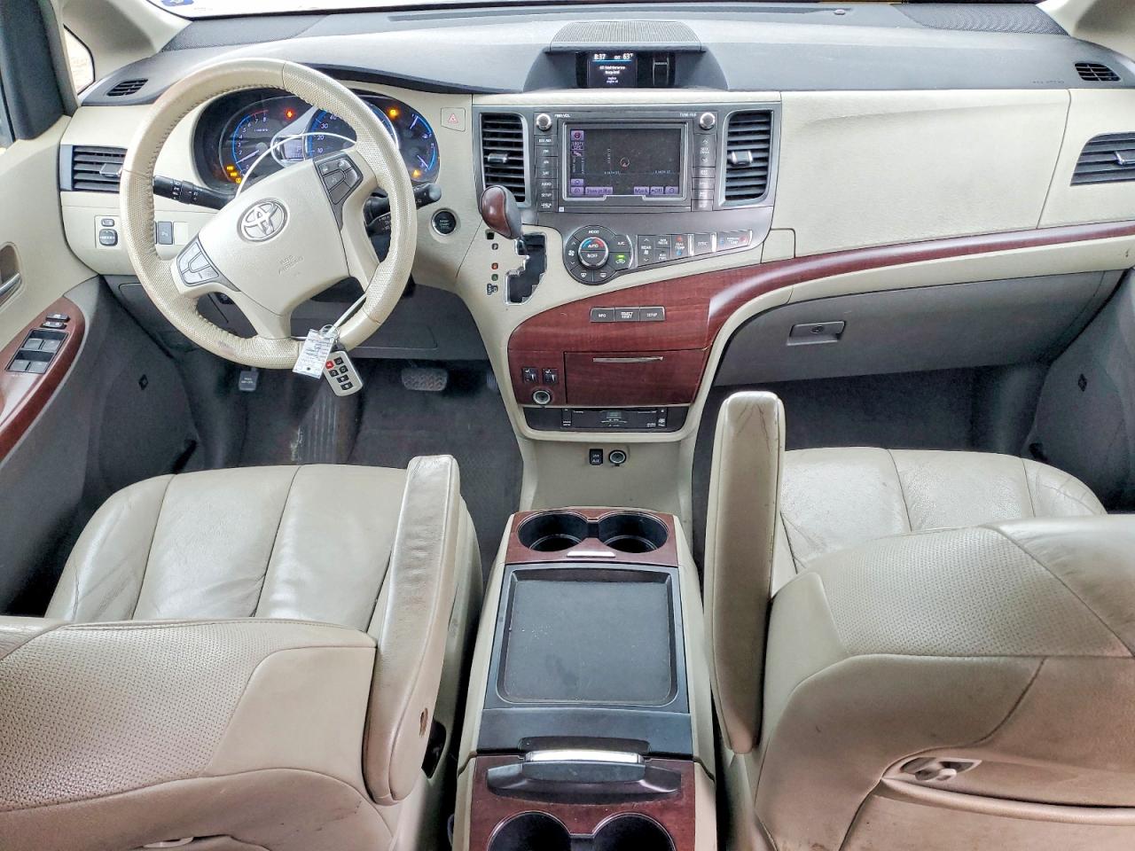 2011 Toyota Sienna Xle 7-passenger Red vin: 5TDDK3DC9BS013508