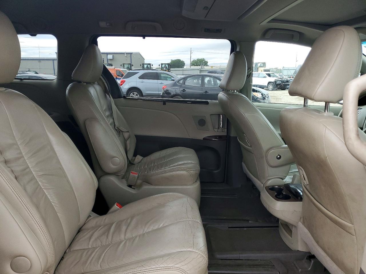 2011 Toyota Sienna Xle 7-passenger Red vin: 5TDDK3DC9BS013508