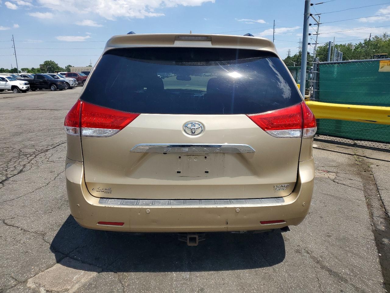 2011 Toyota Sienna Limited 7-passenger Tan vin: 5TDDK3DC9BS014965