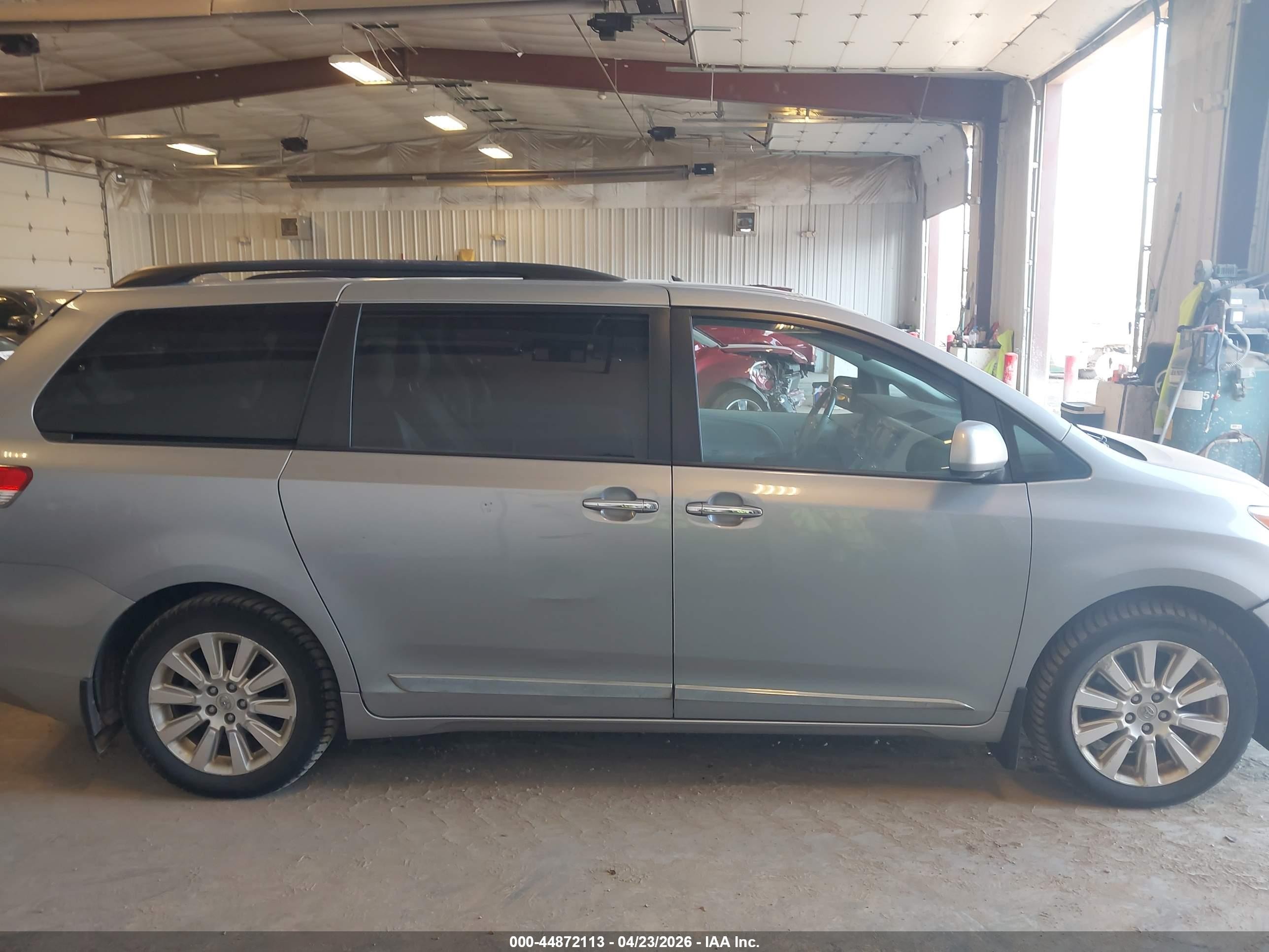 2011 Toyota Sienna Limited Blue vin: 5TDDK3DC9BS027392