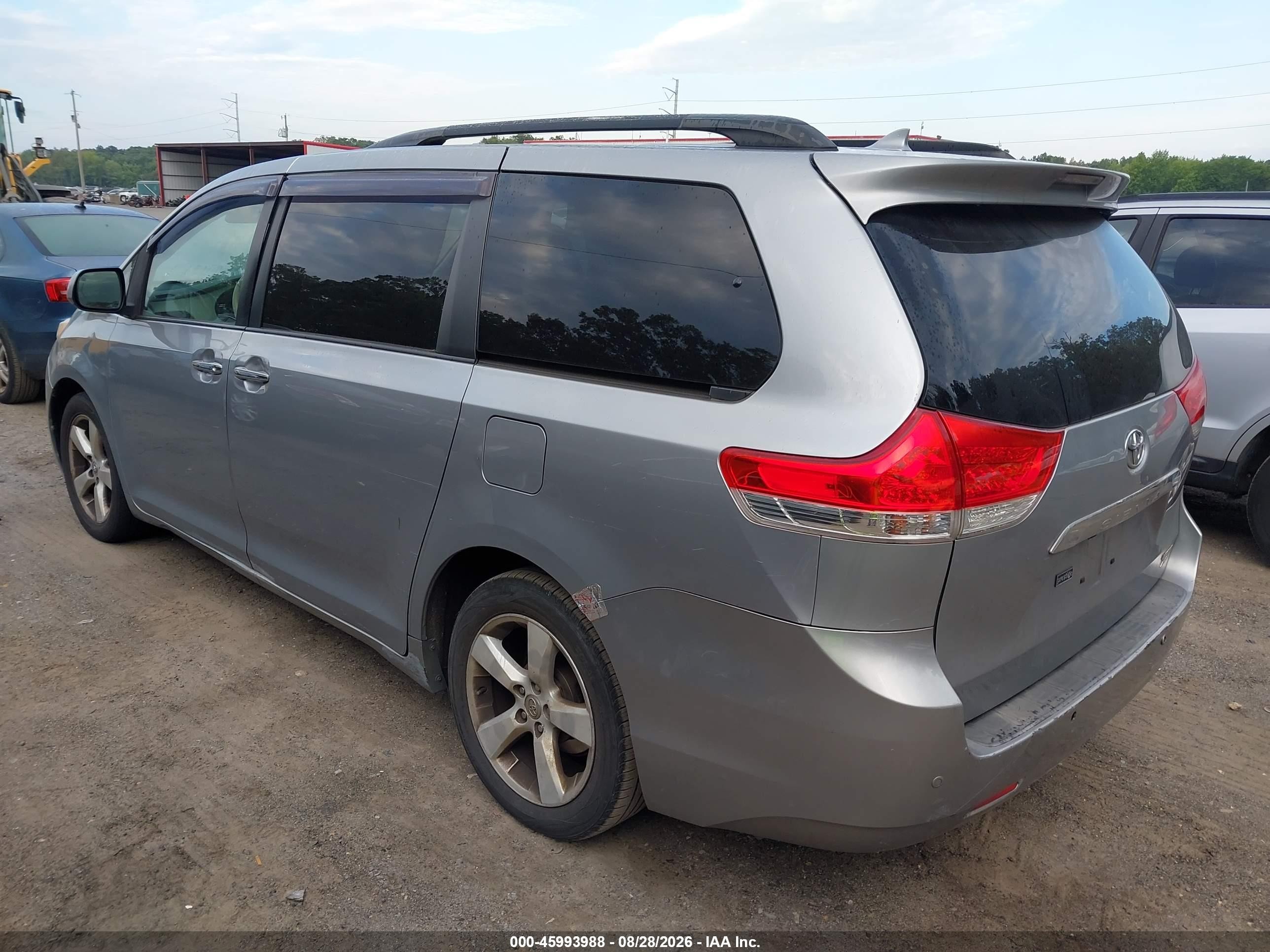 2011 Toyota Sienna Limited Silver vin: 5TDDK3DC9BS029322