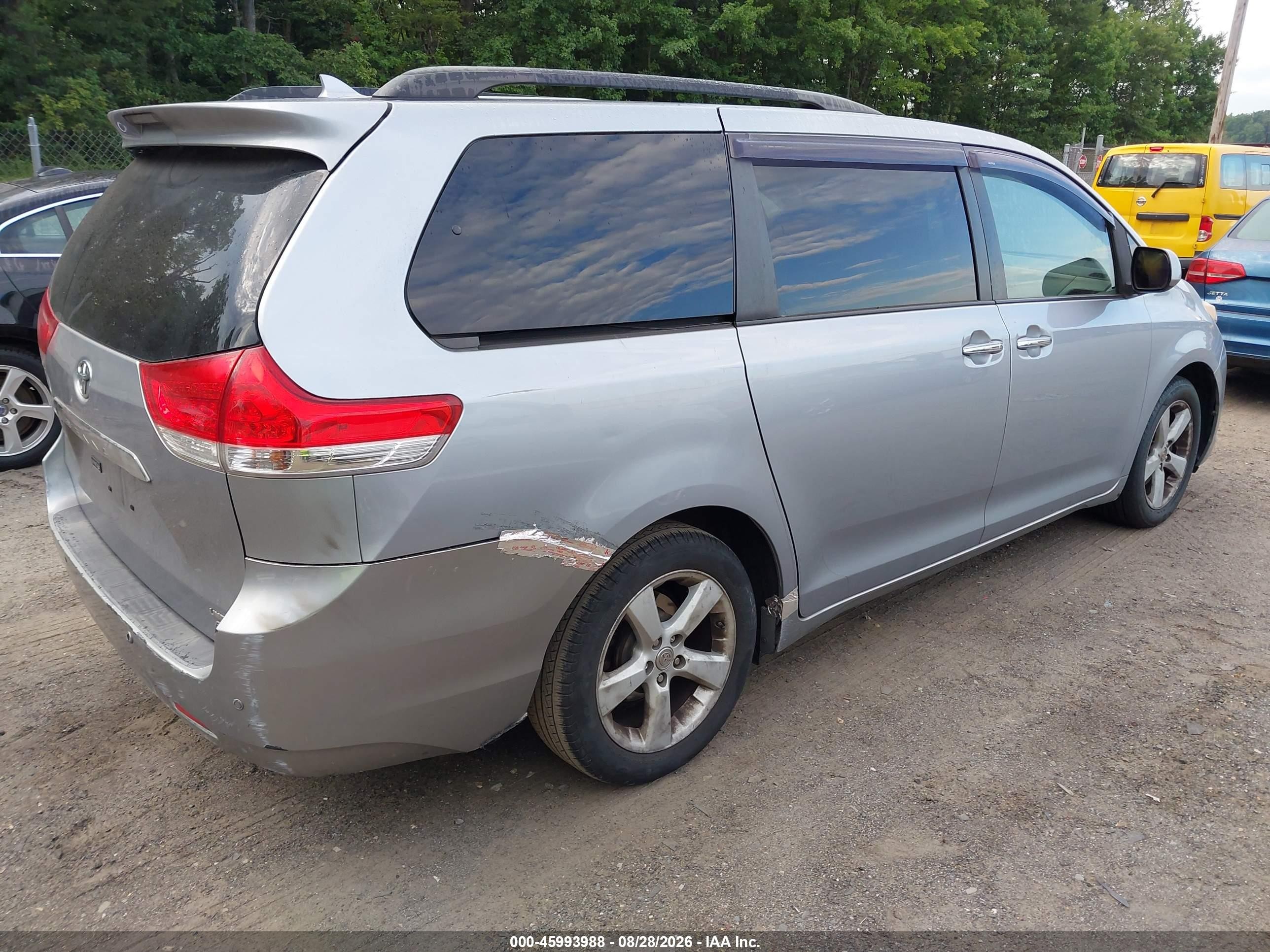 2011 Toyota Sienna Limited Silver vin: 5TDDK3DC9BS029322