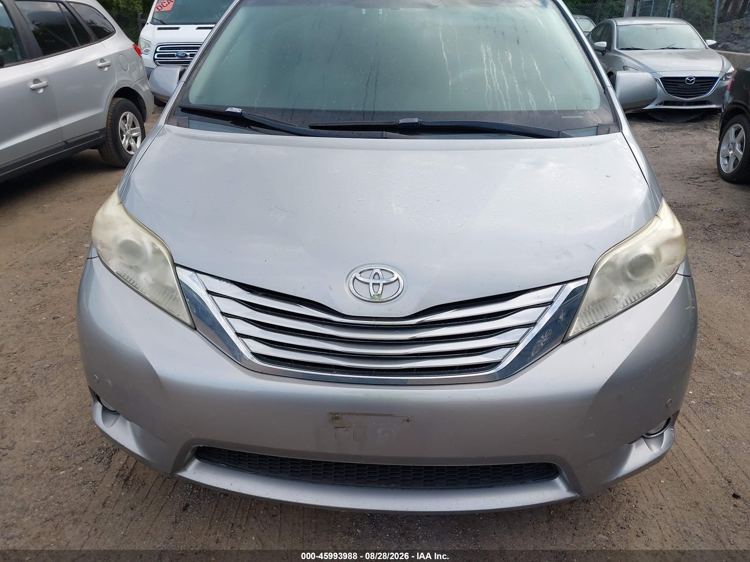 2011 Toyota Sienna Limited Silver vin: 5TDDK3DC9BS029322