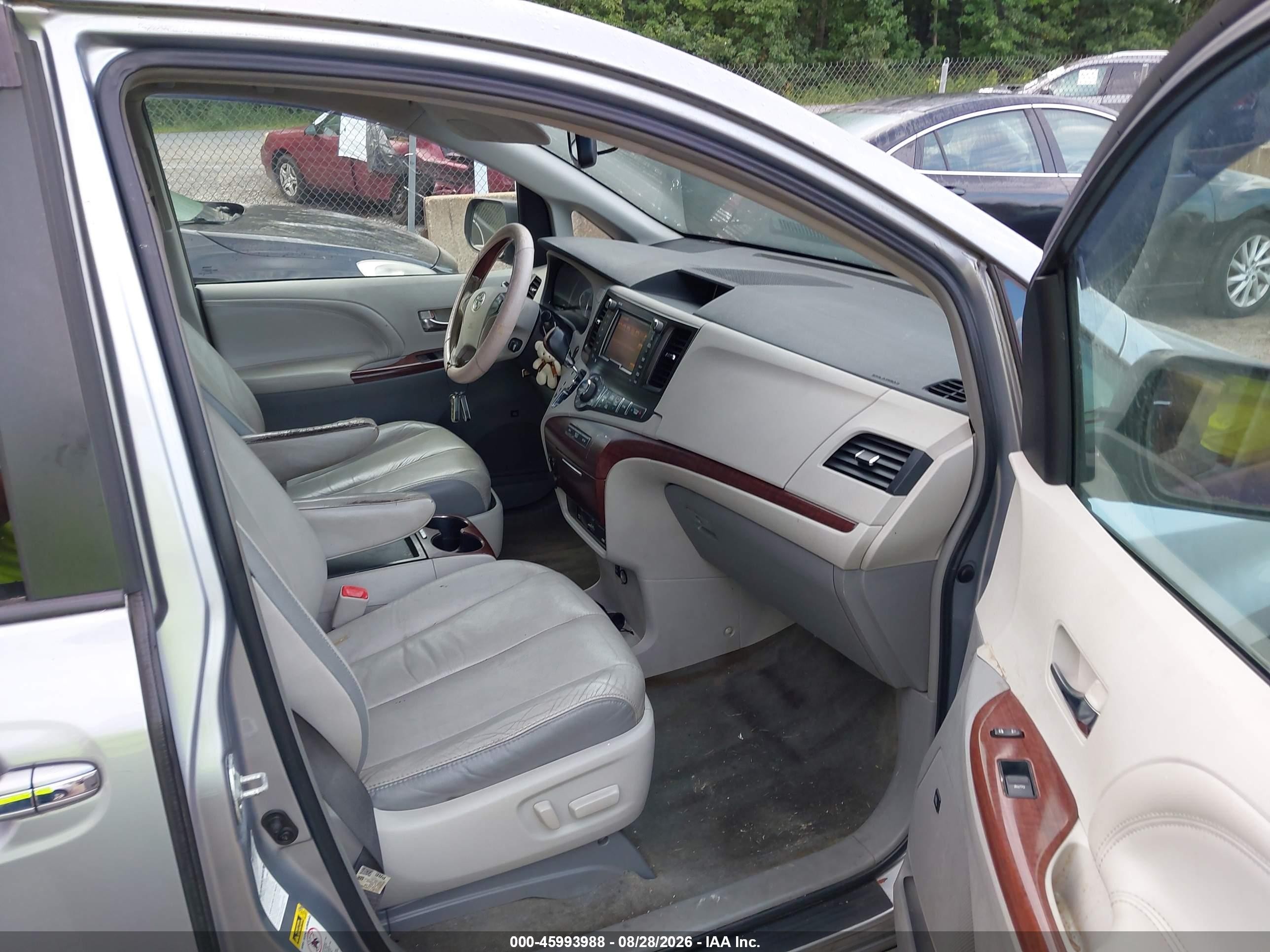 2011 Toyota Sienna Limited Silver vin: 5TDDK3DC9BS029322