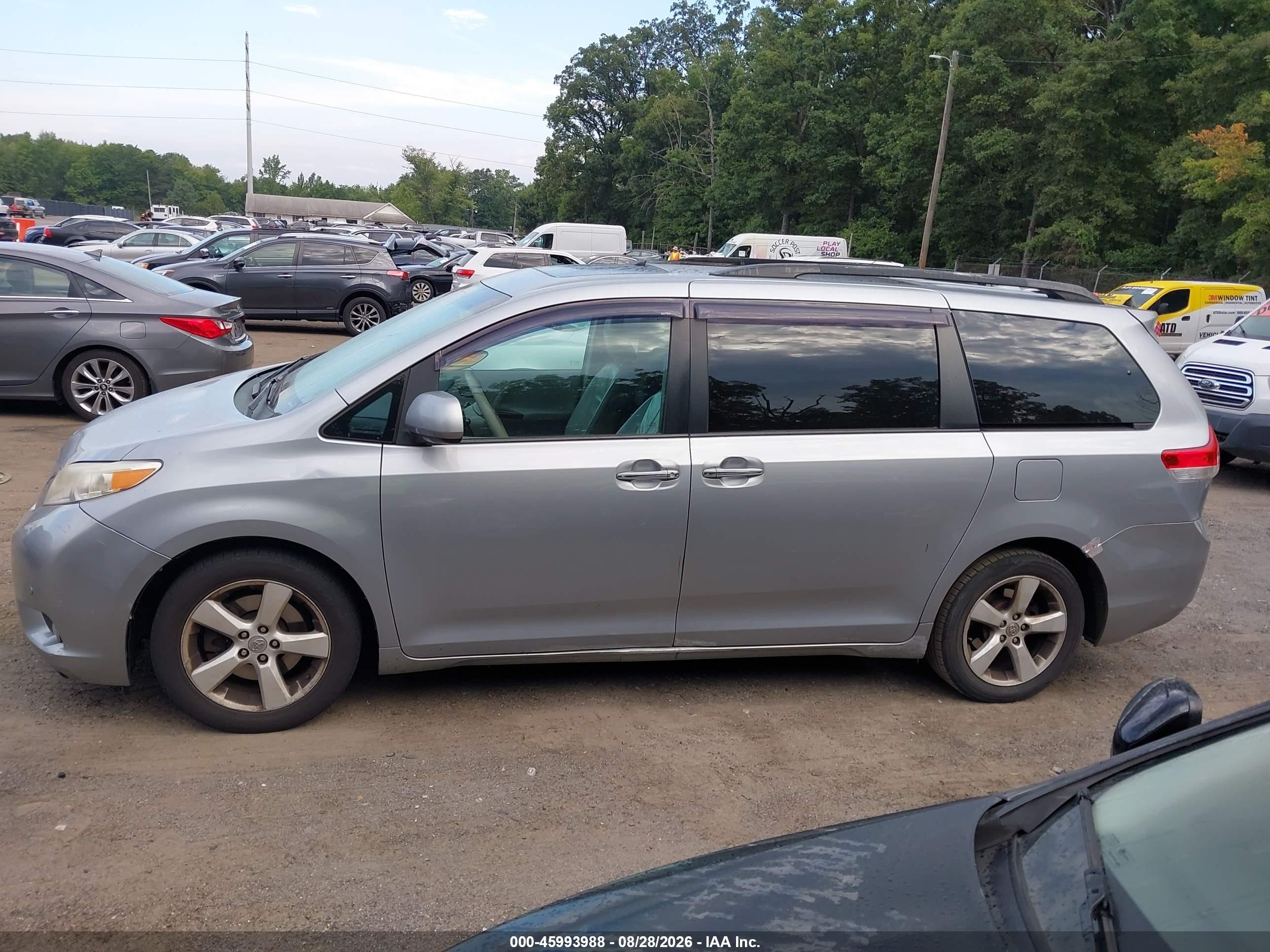 2011 Toyota Sienna Limited Silver vin: 5TDDK3DC9BS029322