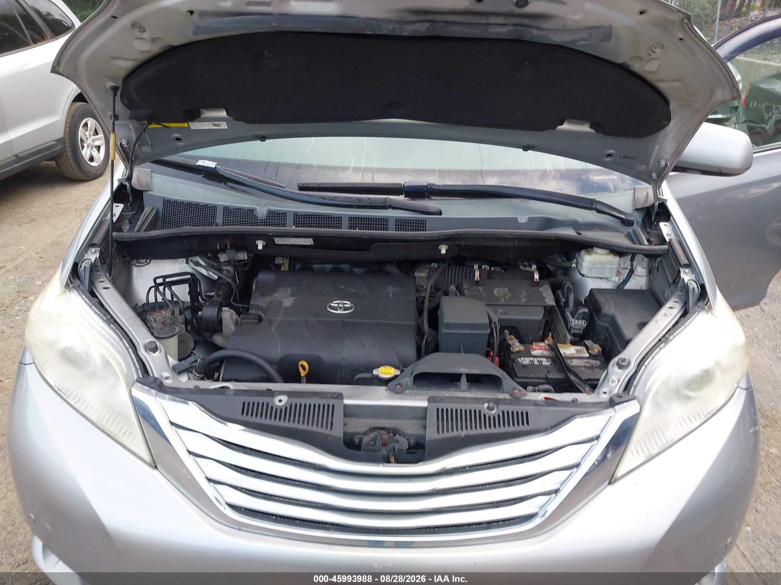 2011 Toyota Sienna Limited Silver vin: 5TDDK3DC9BS029322