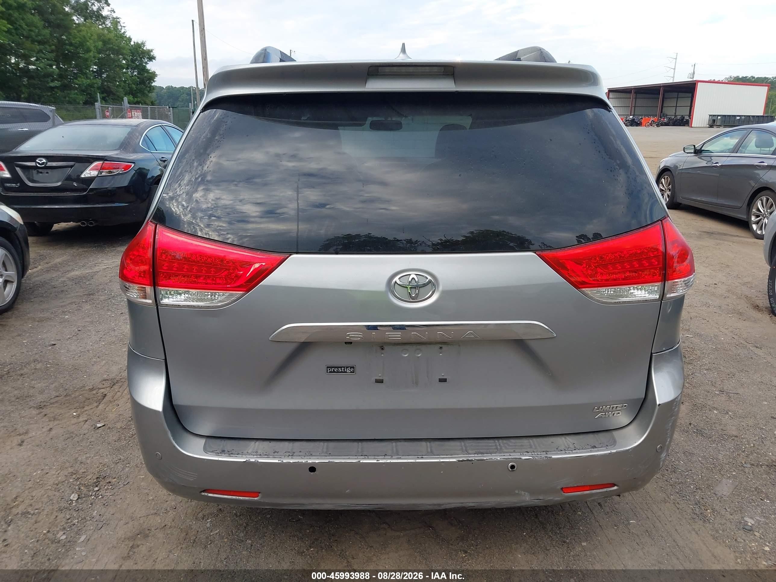 2011 Toyota Sienna Limited Silver vin: 5TDDK3DC9BS029322