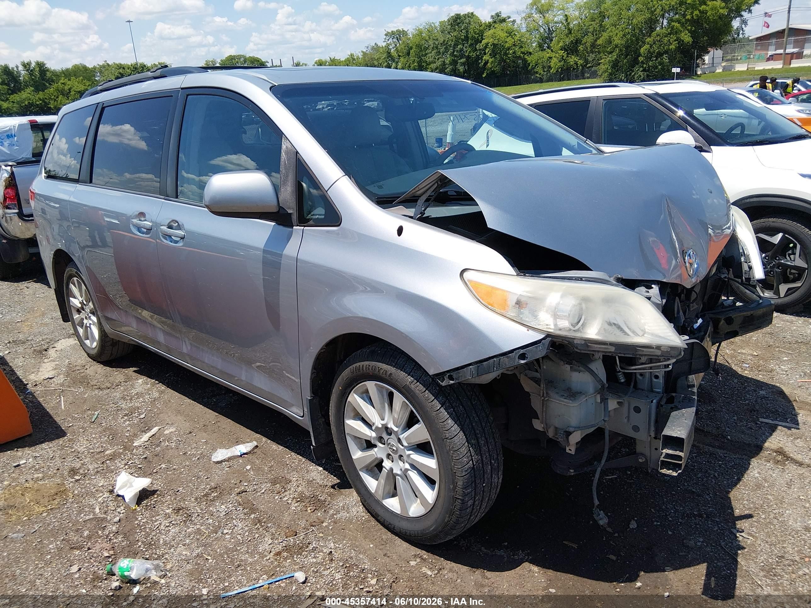 2013 Toyota Sienna Xle 7 Passenger Blue vin: 5TDDK3DC9DS057592