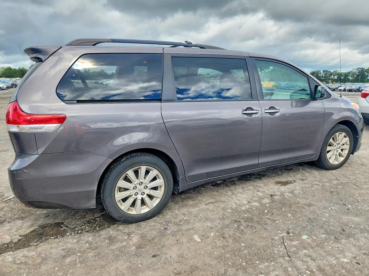 2013 Toyota Sienna Xle 7-passenger Серый vin: 5TDDK3DC9DS061013