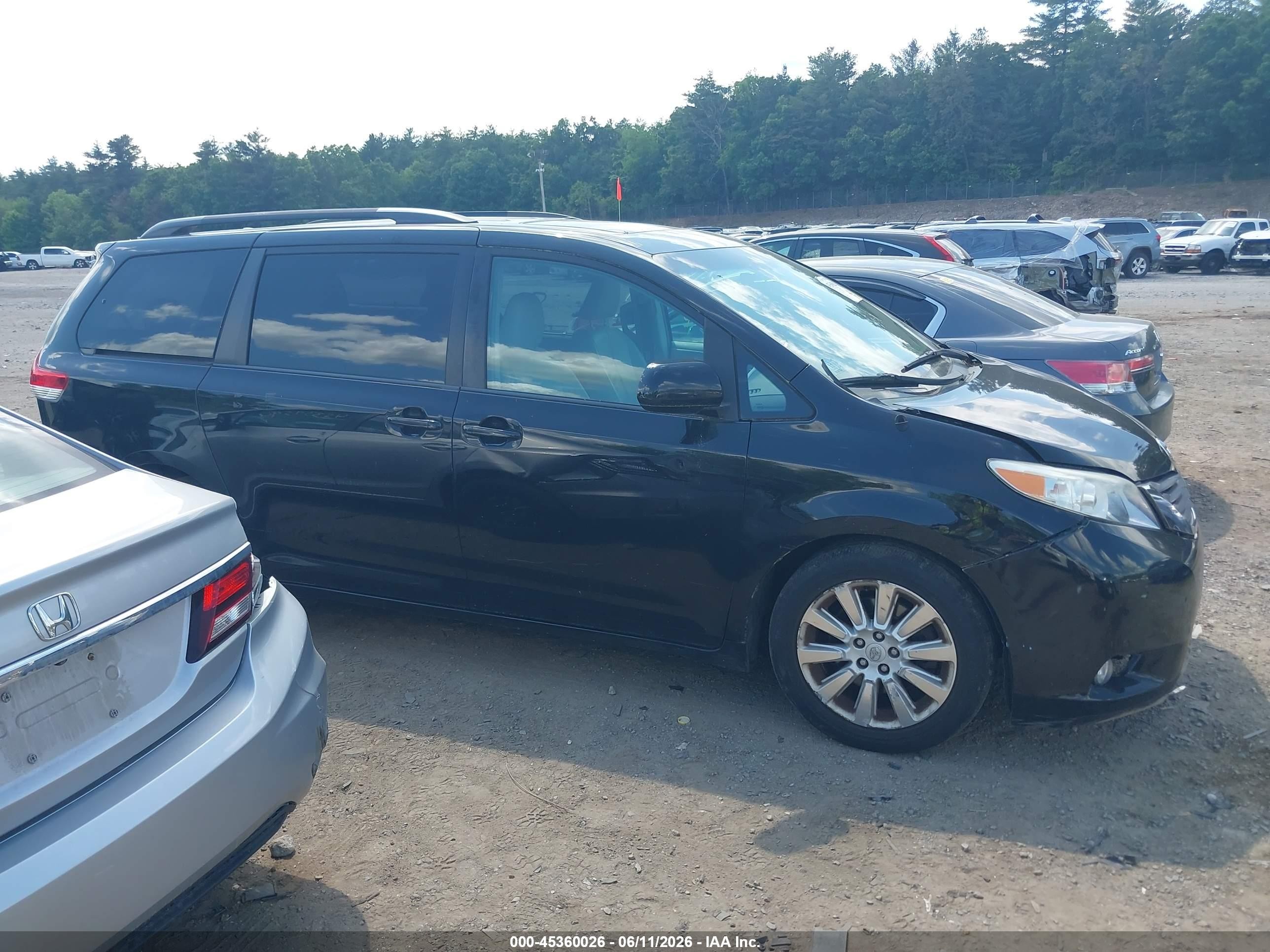 2013 Toyota Sienna Xle 7 Passenger Black vin: 5TDDK3DC9DS067684